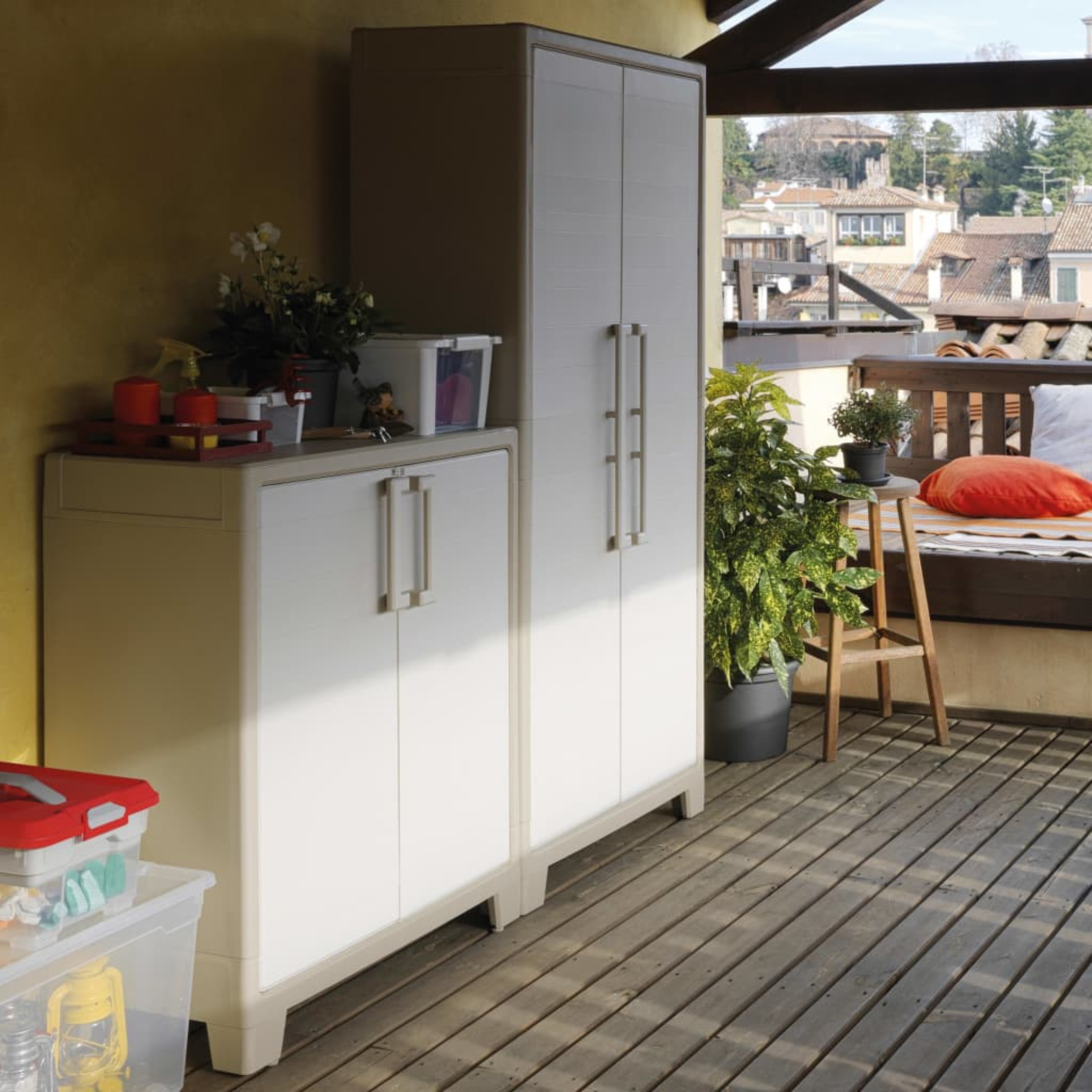 Armadio in resina da giardino "Oliver" con ripiani interni e piedini rialzati