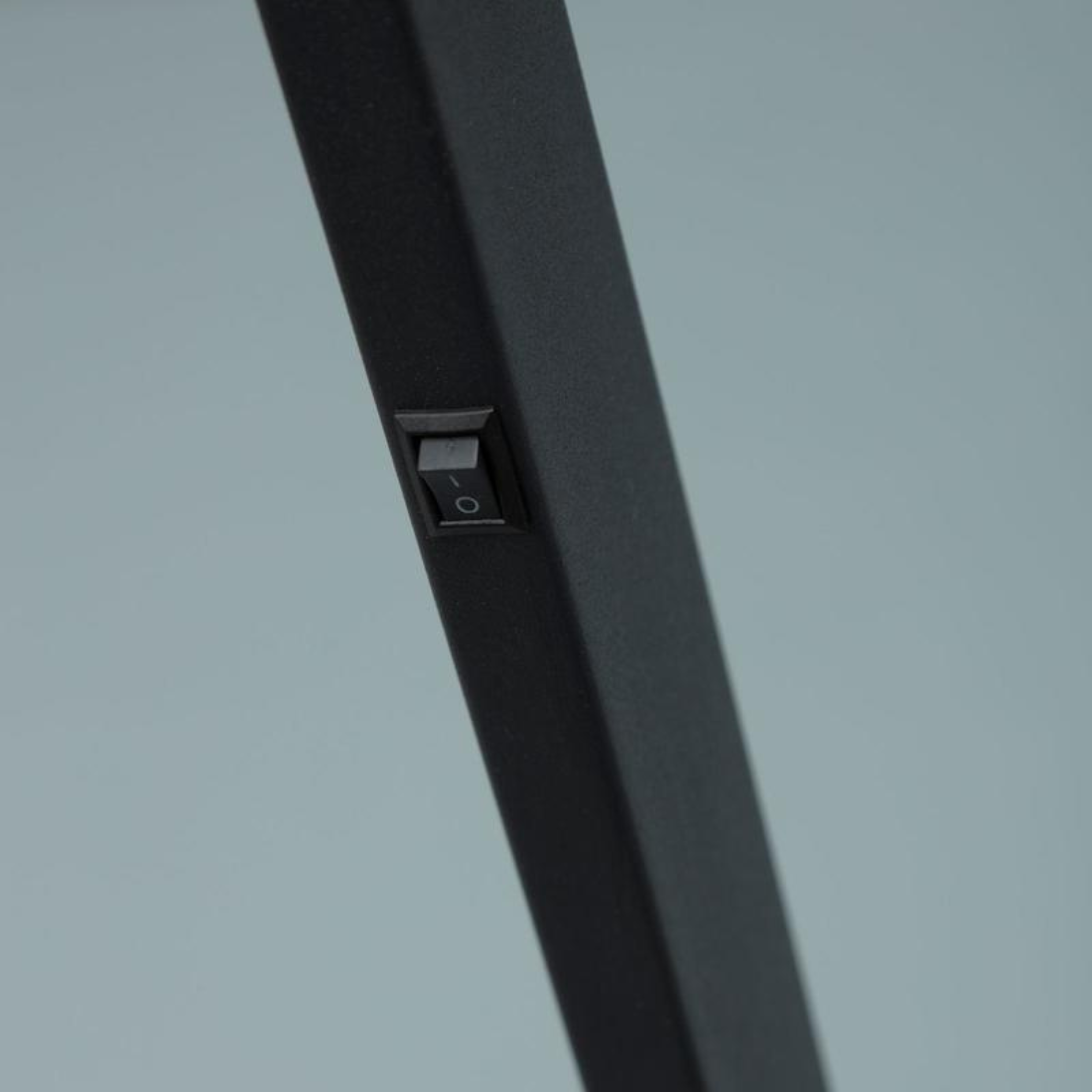 Lampada da tavolo "Indi" con paralume in metallo nero cm 15x42 60,5h