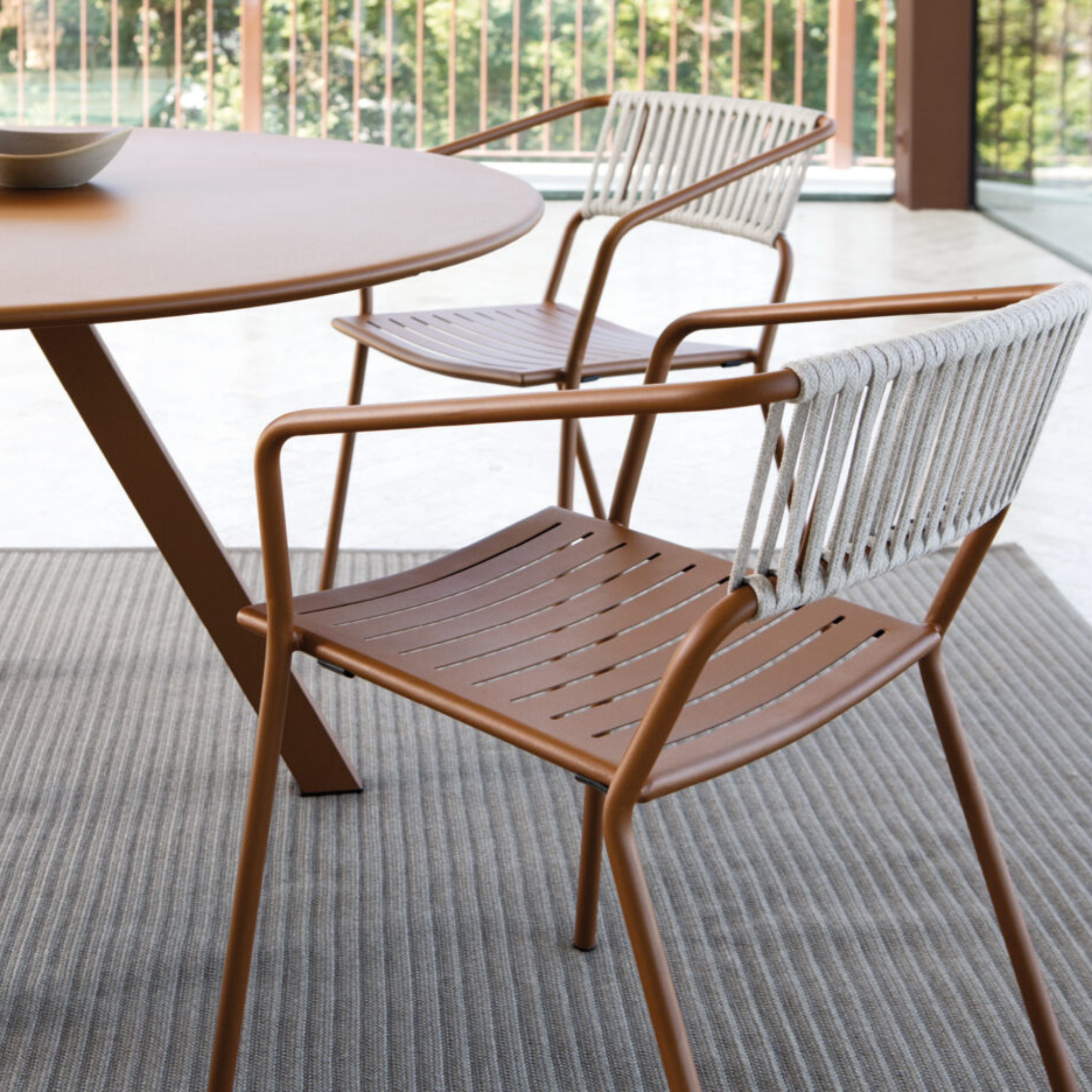 Set di sedie in metallo "Slot" con schienale in corda "Slot" impilabili cm 54x55 79h