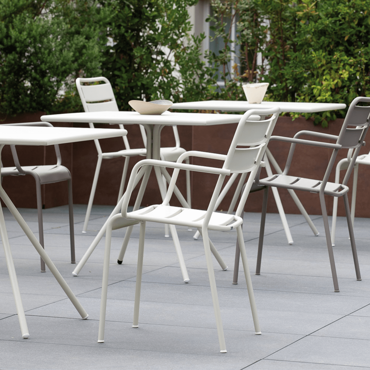 Set di sedie con braccioli da giardino in metallo "Twist" moderne ed impilabili cm 55x57 87h - MondoViro