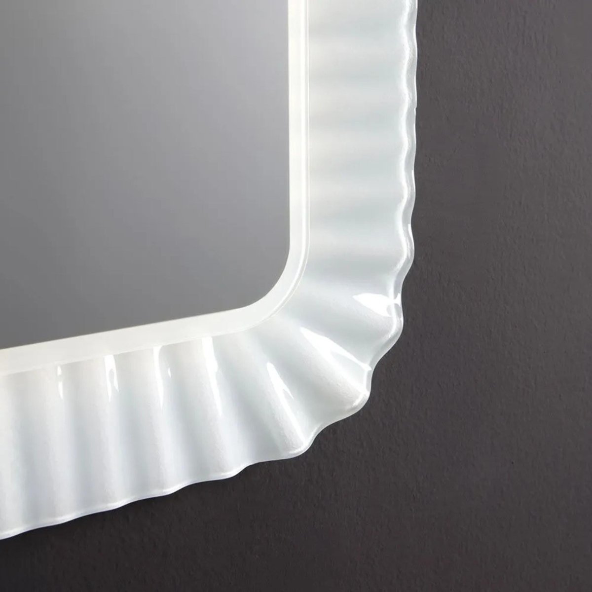 Specchio led rettangolare "Redding" con cornice in vetro fuso reversibile cm 94x68 - MondoViro