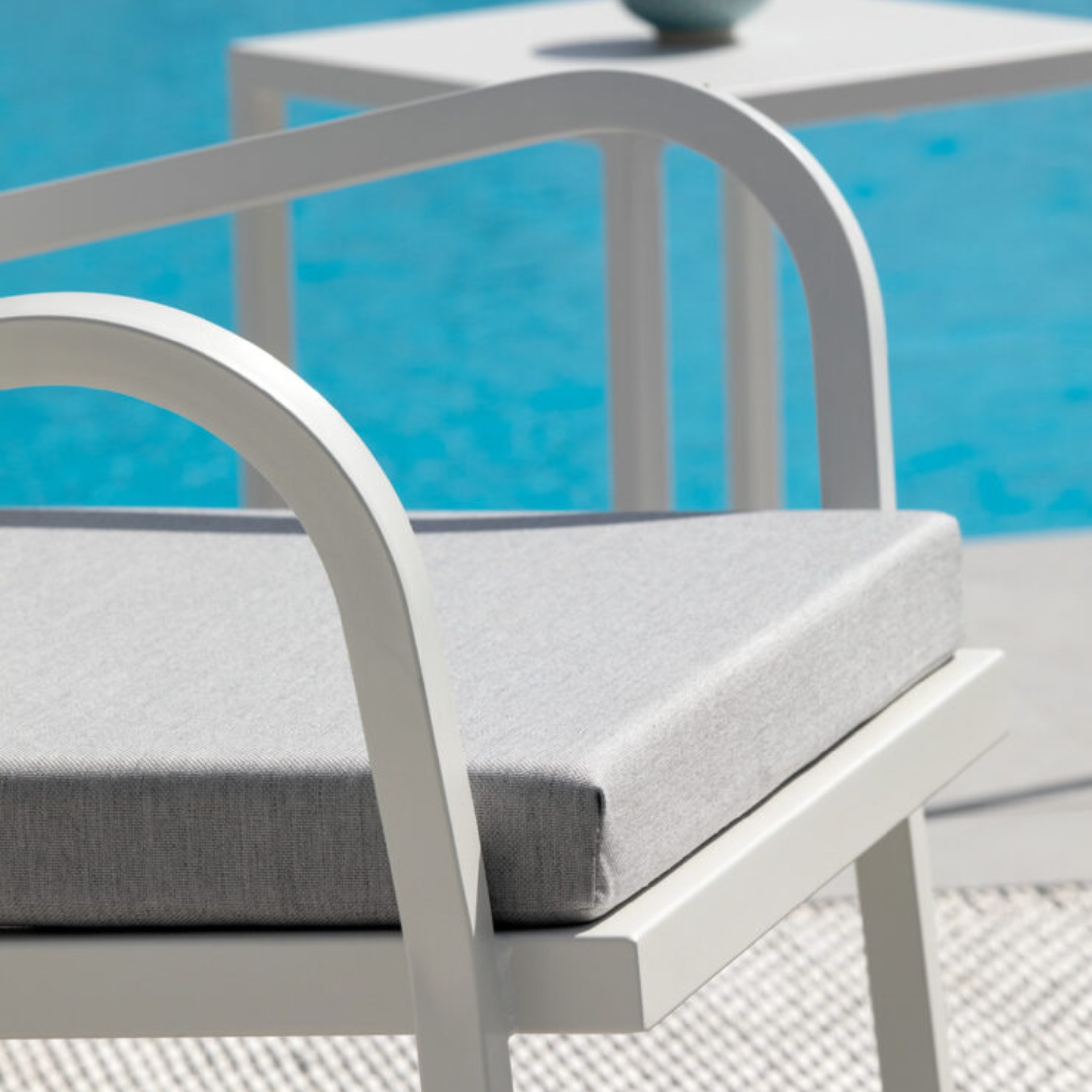 Set di poltrone moderne "Alice" basse in metallo impilabili da giardino  cm 65x63 77h