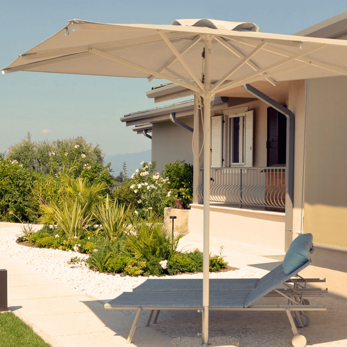 Ombrellone moderno "Zaffiro Classic" con palo centrale bianco - MondoViro