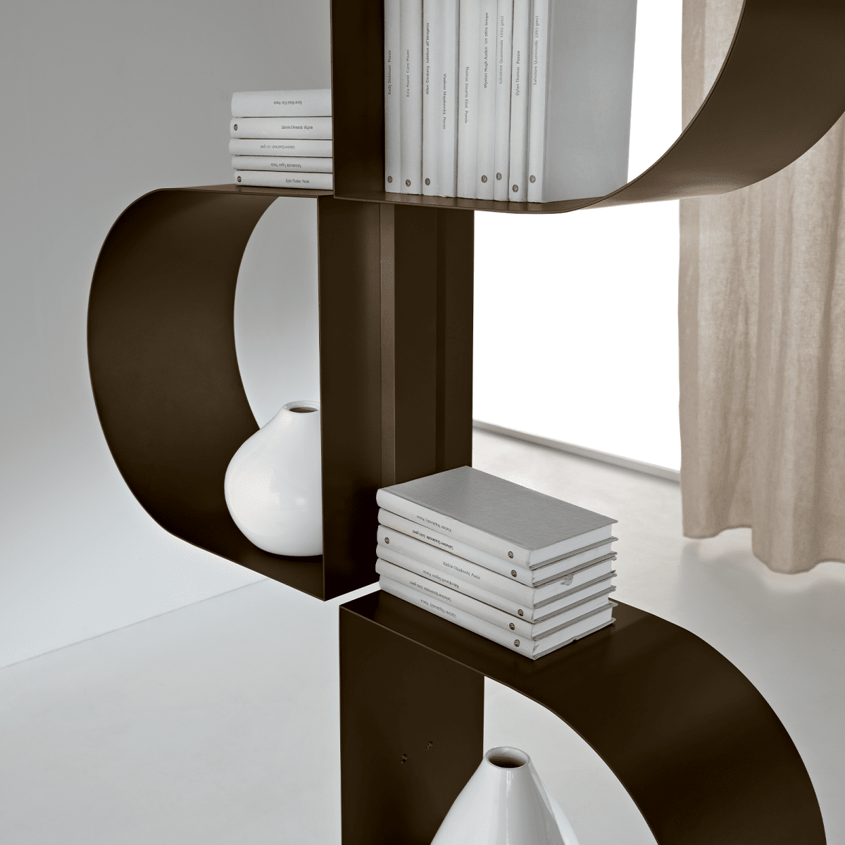 Libreria verticale "Trama" in metallo verniciato con piedino regolabile con montaggio a soffitto - MondoViro