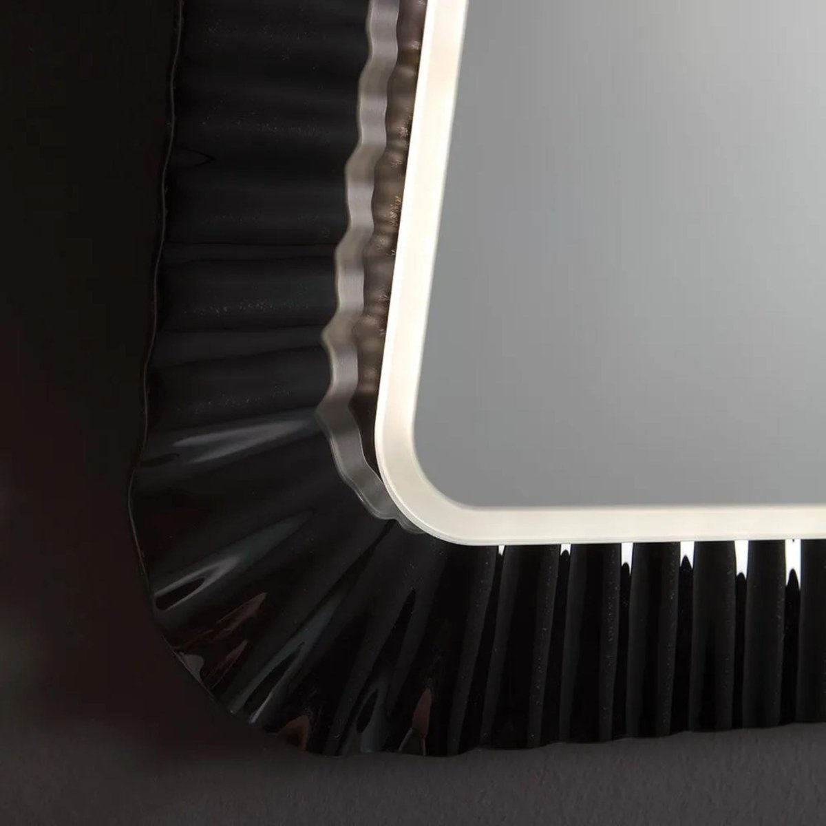 Specchio led rettangolare "Redding" con cornice in vetro fuso reversibile cm 94x68 - MondoViro