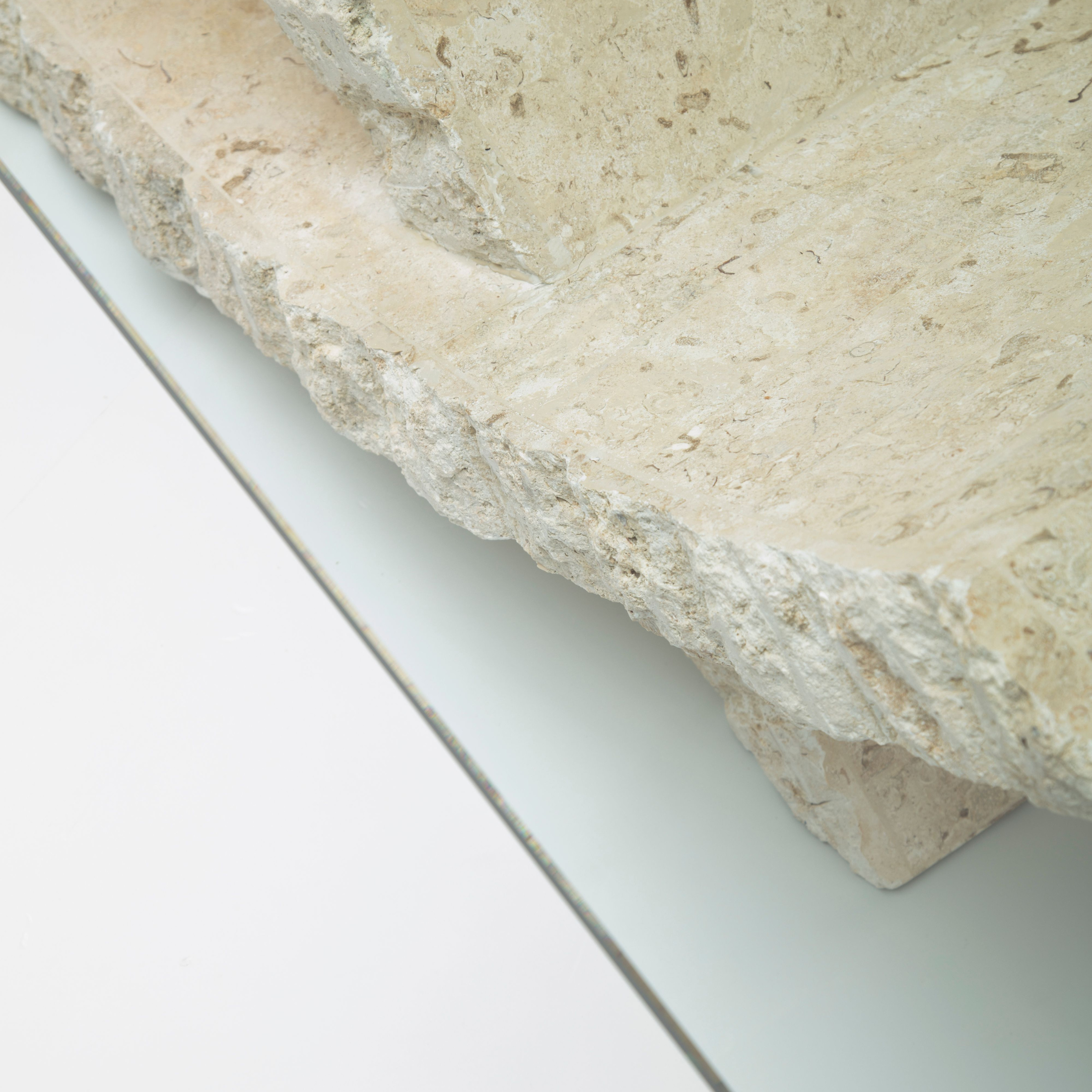 Tavolino basso in pietra fossile "Flake" top in vetro temperato cm 120x70 37h