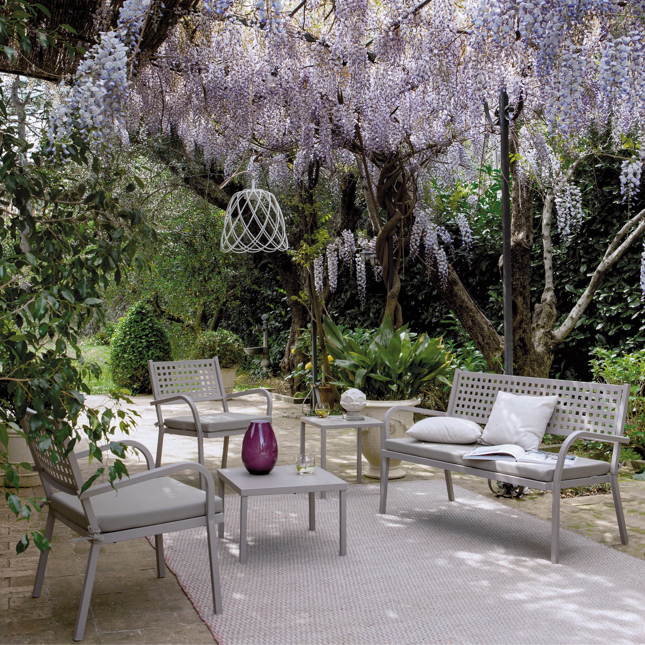 Set di poltrone moderne "Alice" basse in metallo impilabili da giardino  cm 65x63 77h