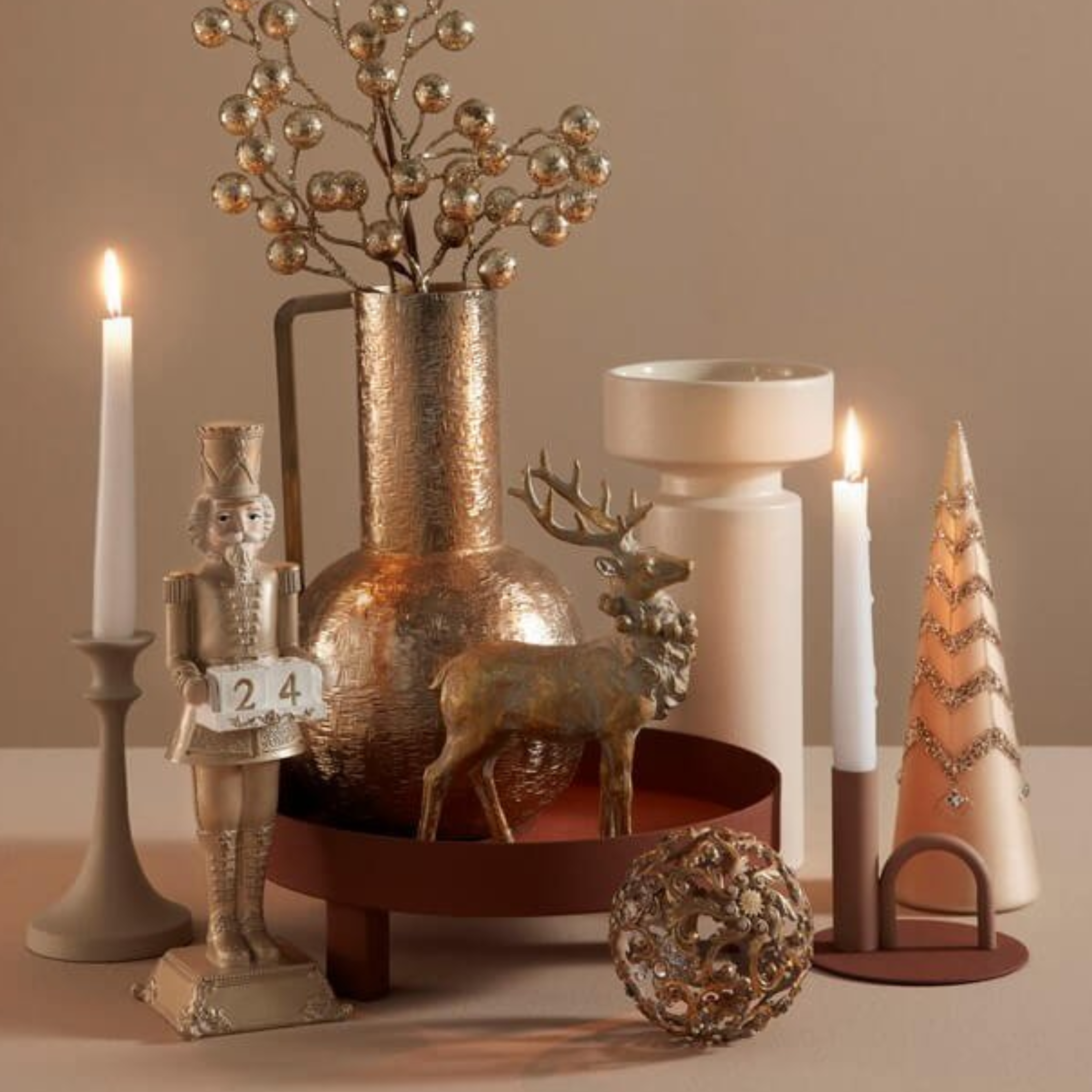 Soldatino decorativo “Edwyn” in poliresina, decorazione natalizia classica e raffinata colore Champagne cm 13,5x13,5x31,5h