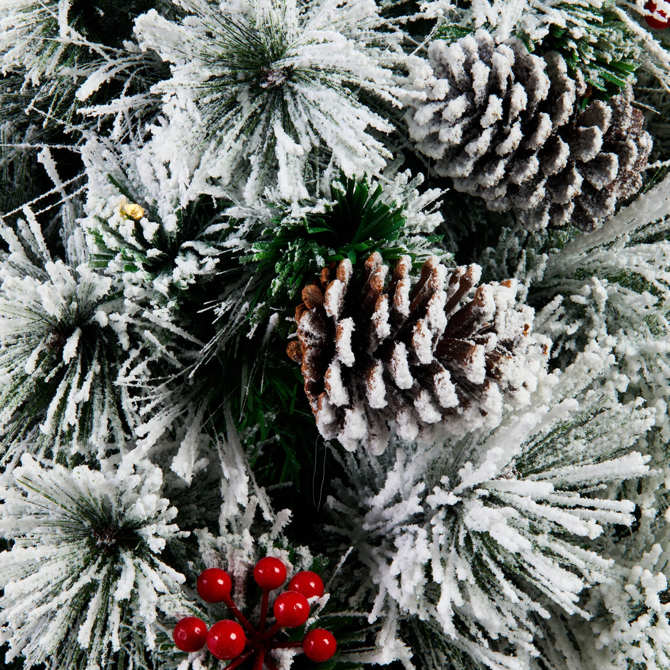 Albero di Natale innevato "Candore" con LED, bacche e pigne in PP Effetto aggi di pino + Flock cm 210h
