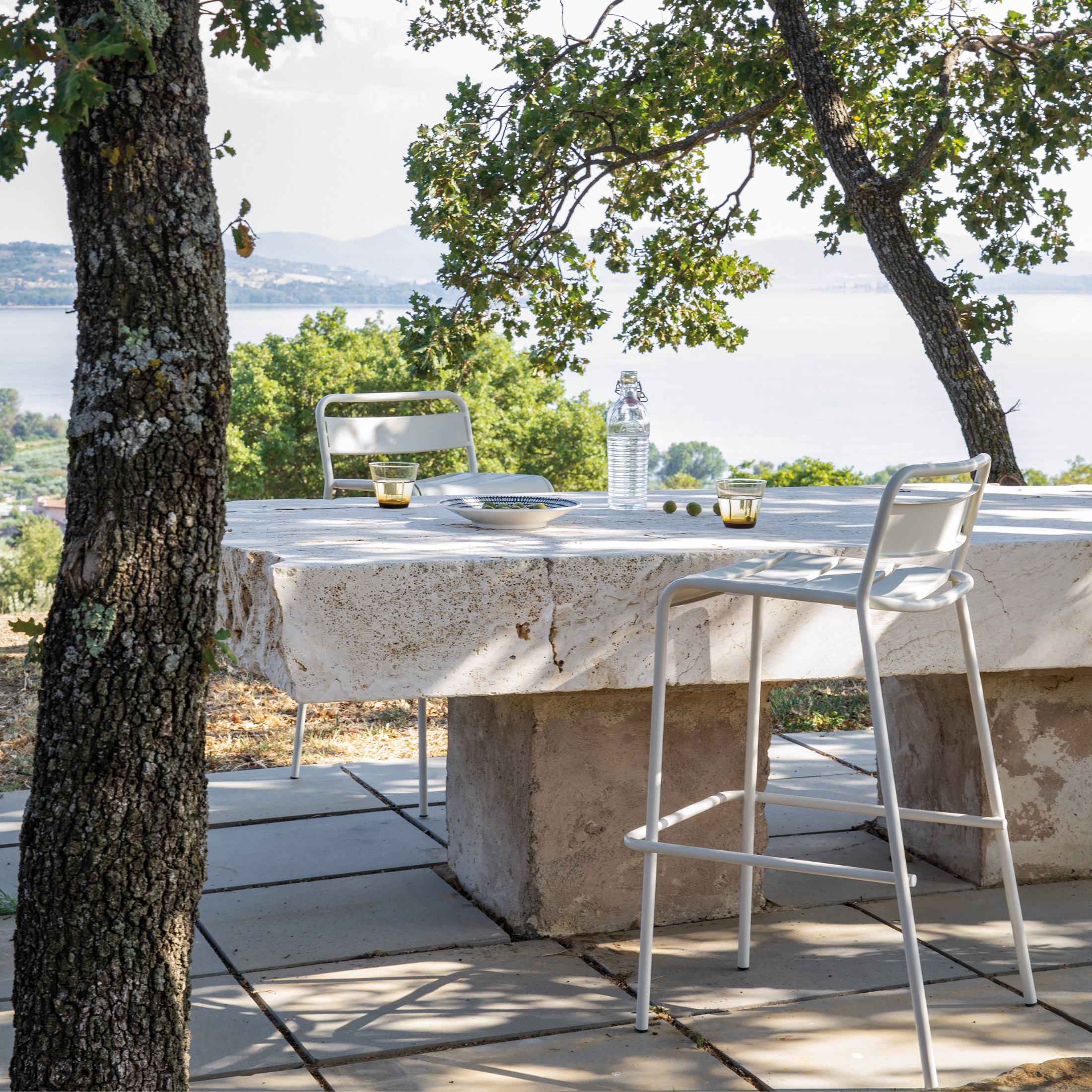 Sgabello alto in metallo verniciato "Twist" impilabile da giardino cm 45x47 95h