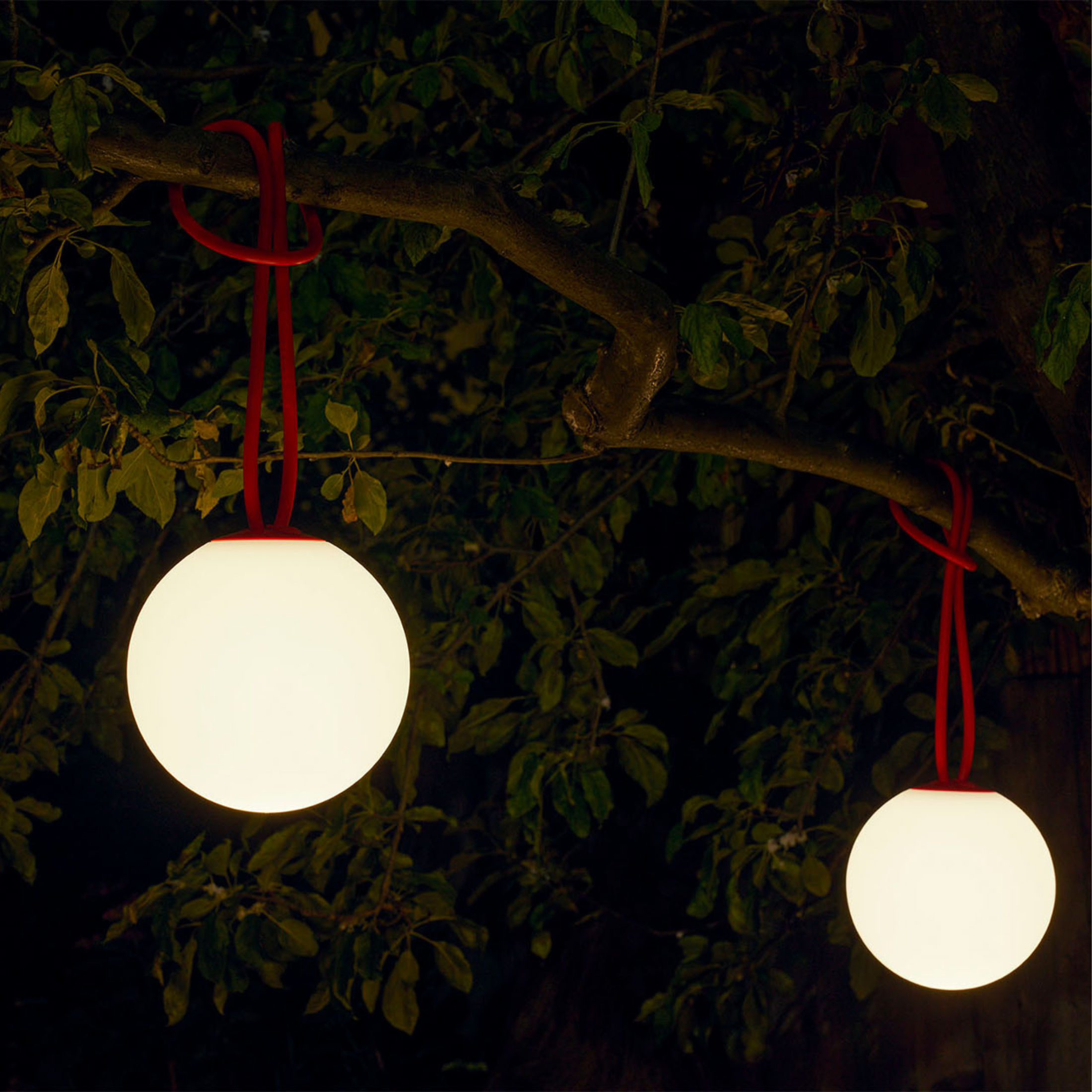 Set di 2 lampade led sospese a batteria "Bolleke" in HDPE con gancio in gomma cm 20x20