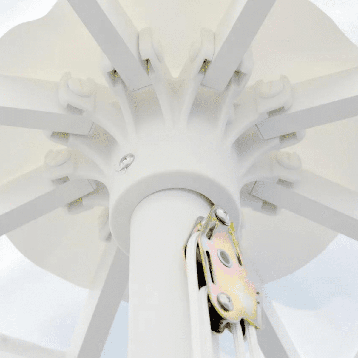 Ombrellone moderno "Corallo Classic" con palo centrale bianco - MondoViro