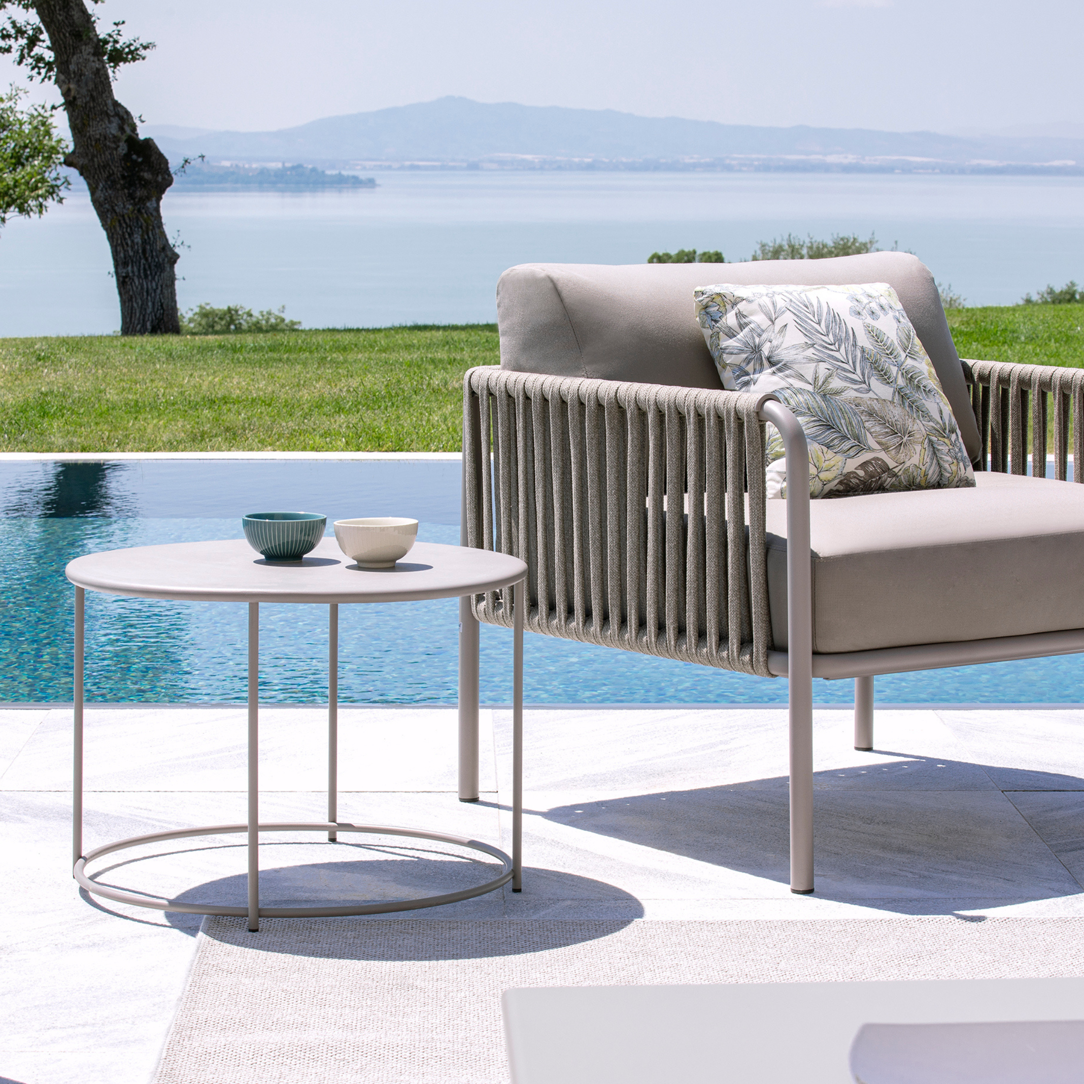 Tavolino tondo in metallo "Daisy" tavolo da caffè per giardino h 45 cm