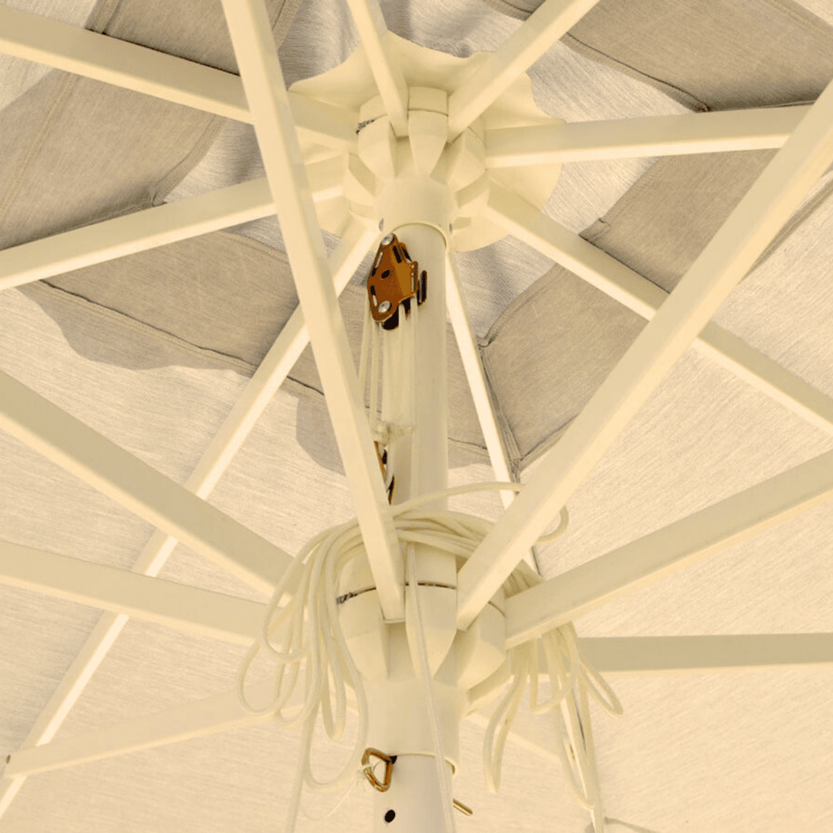 Ombrellone moderno "Zaffiro Classic" con palo centrale bianco - MondoViro