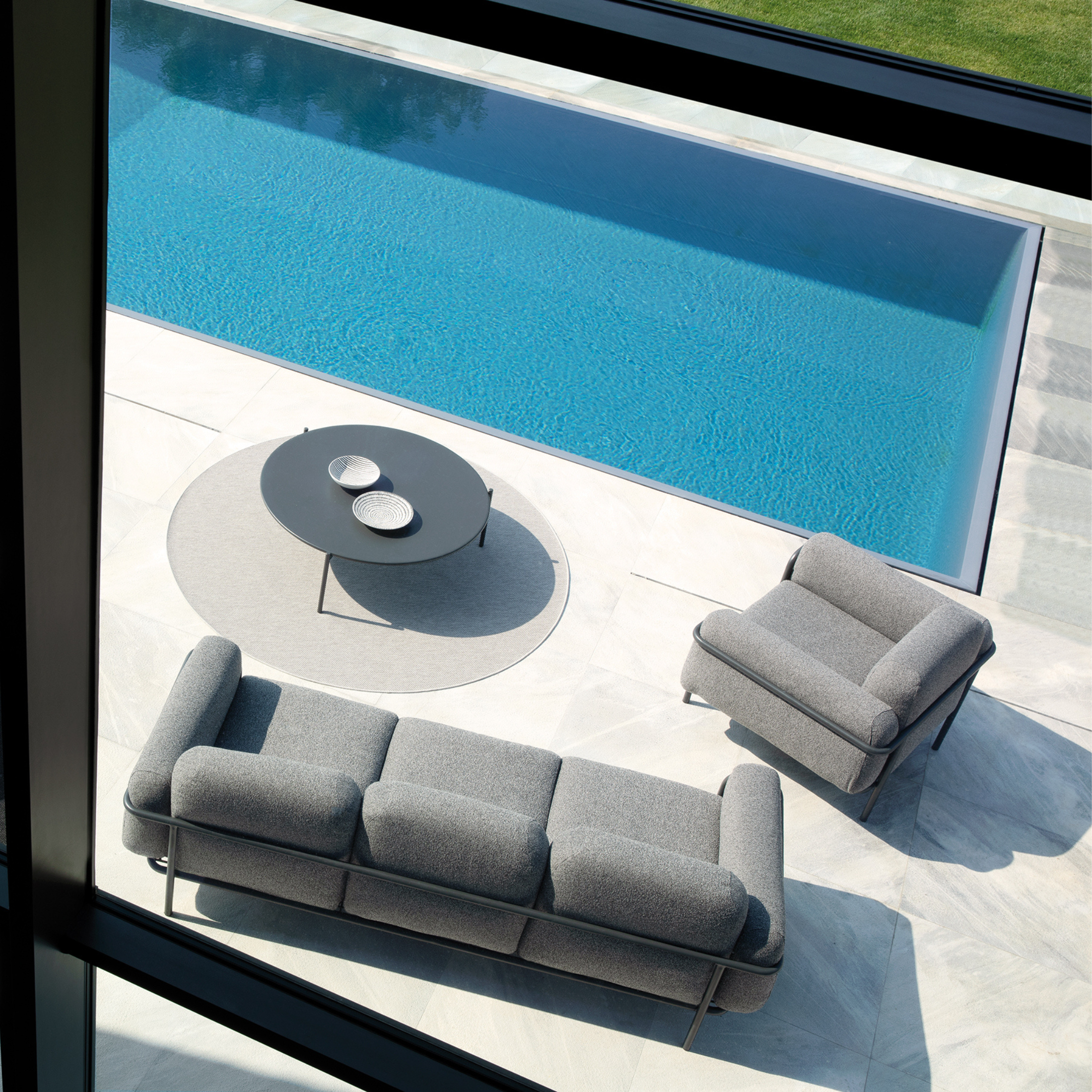 Poltrona lounge in tessuto imbottito "Hug" struttura in metallo da giardino cm 105x94 75h