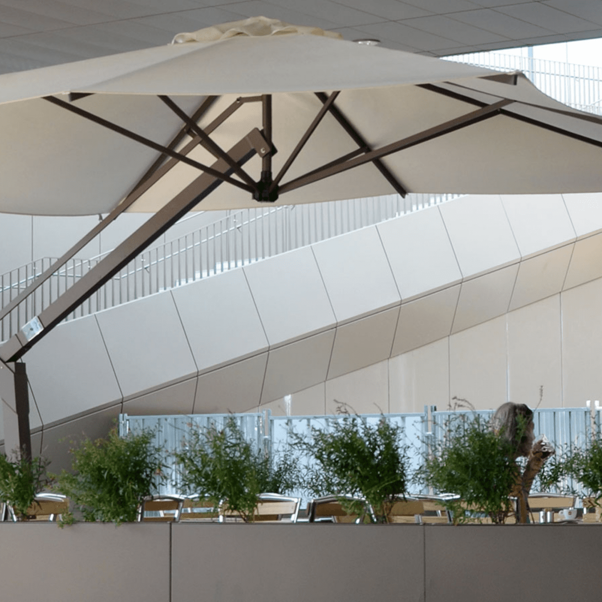 Ombrellone moderno bianco "Avantage Contract" con palo laterale retrattile da giardino - MondoViro