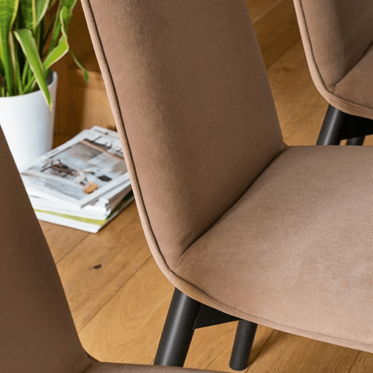 Set di sedie moderne da soggiorno "Riley" con tessuto imbottito cm 46x60,5 94h - MondoViro