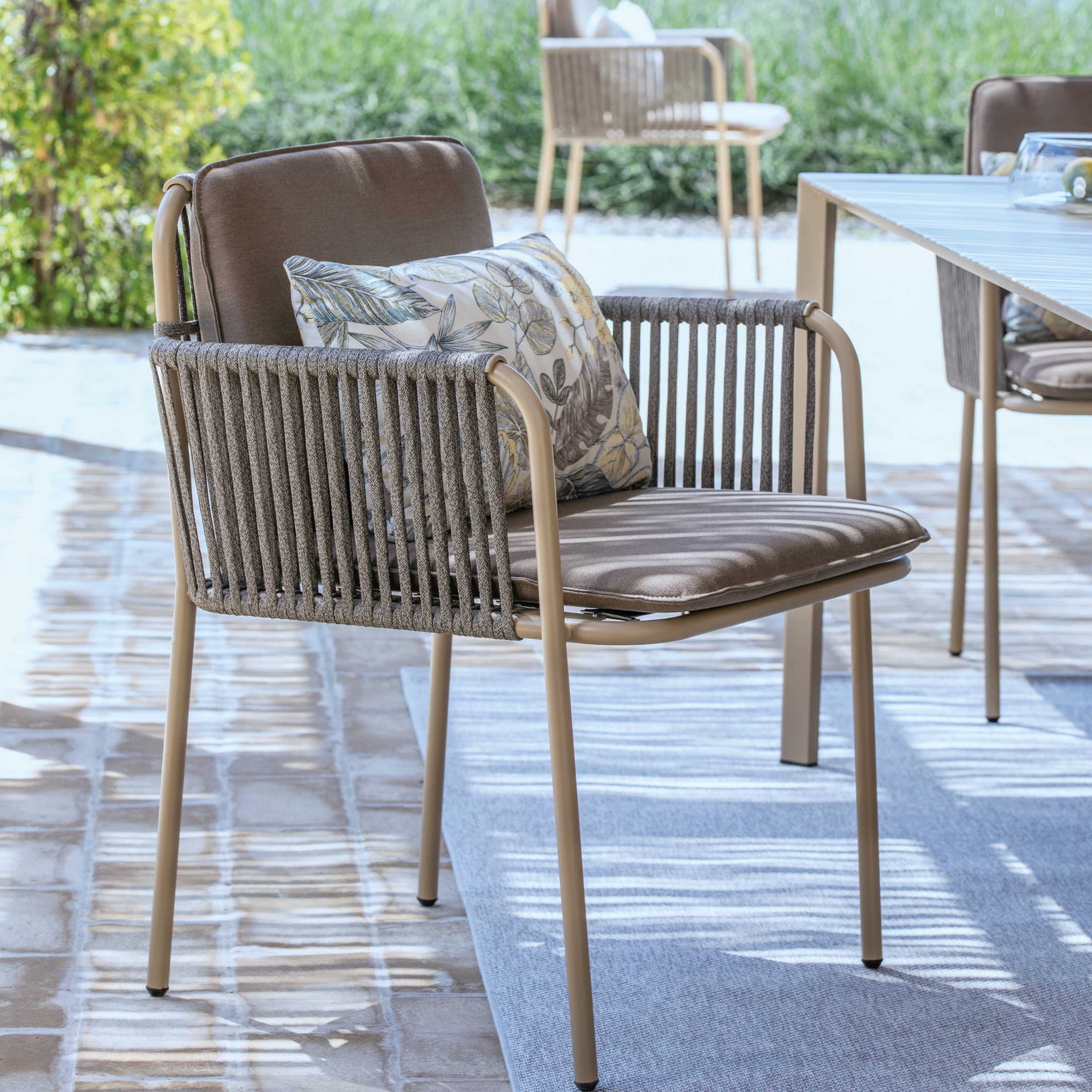 Set di 2 sedie lounge con cuscino e schienale in corda "Key West" impilabili