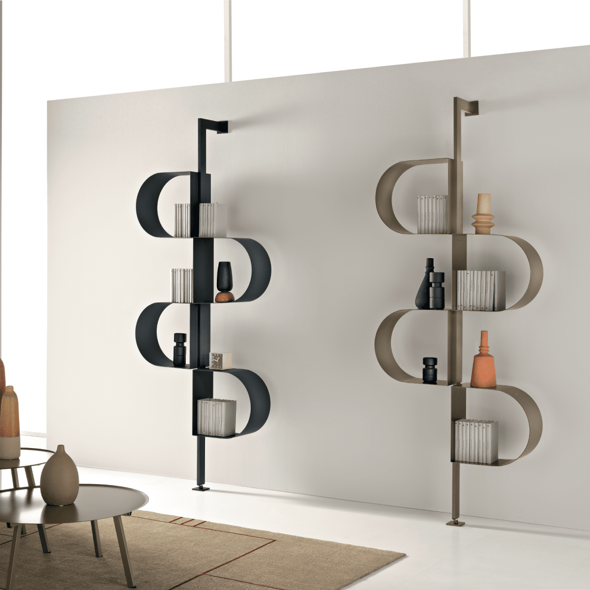 Libreria verticale "Trama" in metallo verniciato con piedino regolabile con montaggio a muro - MondoViro