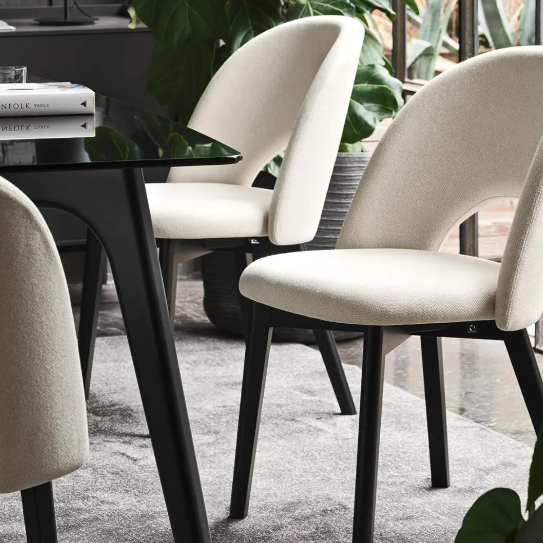 Set di sedie moderne da soggiorno "Tuka Mid Hole" in legno di frassino con seduta imbottita