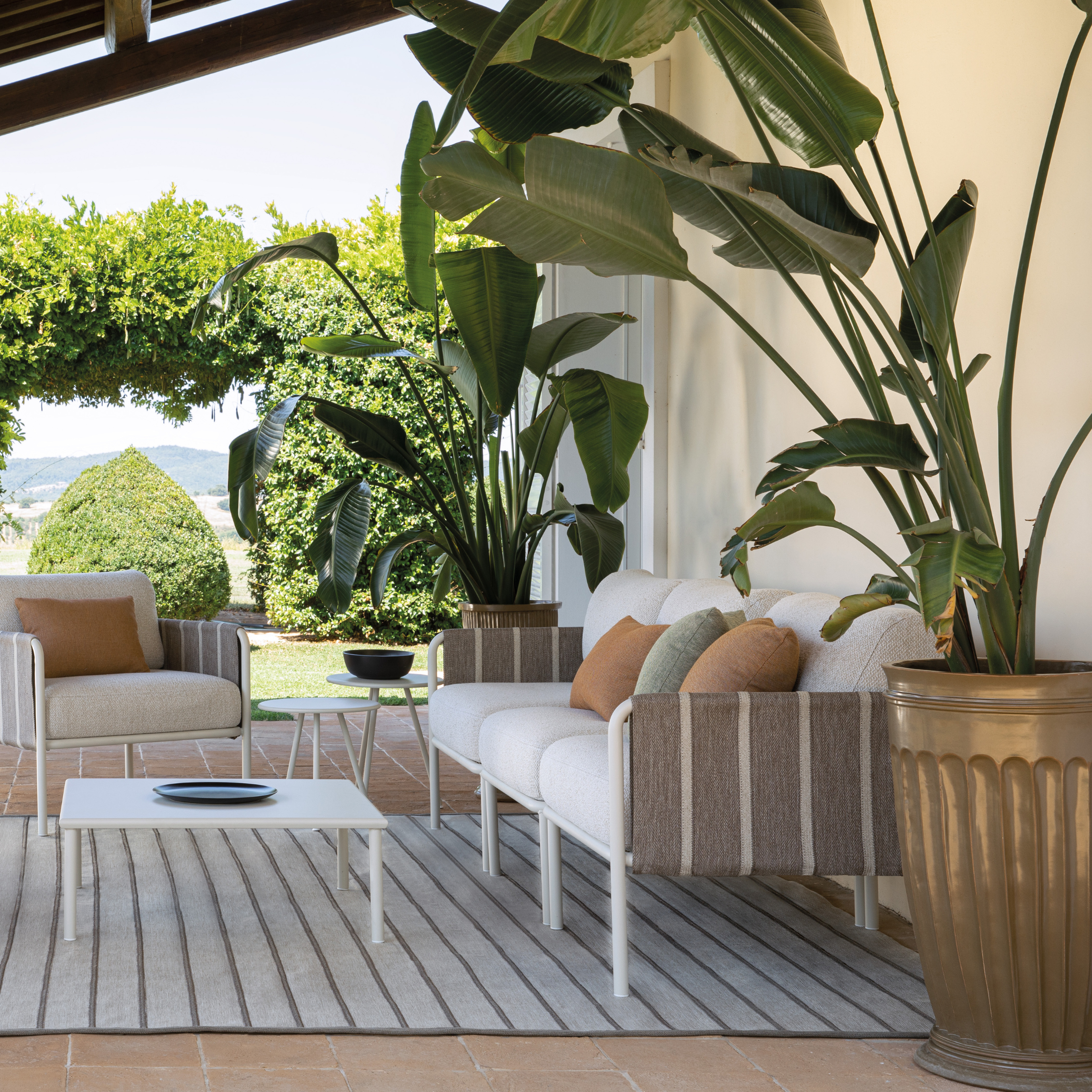 Poltrona bassa lounge in metallo "Hamptons" con cuscini cm 80x80 84h