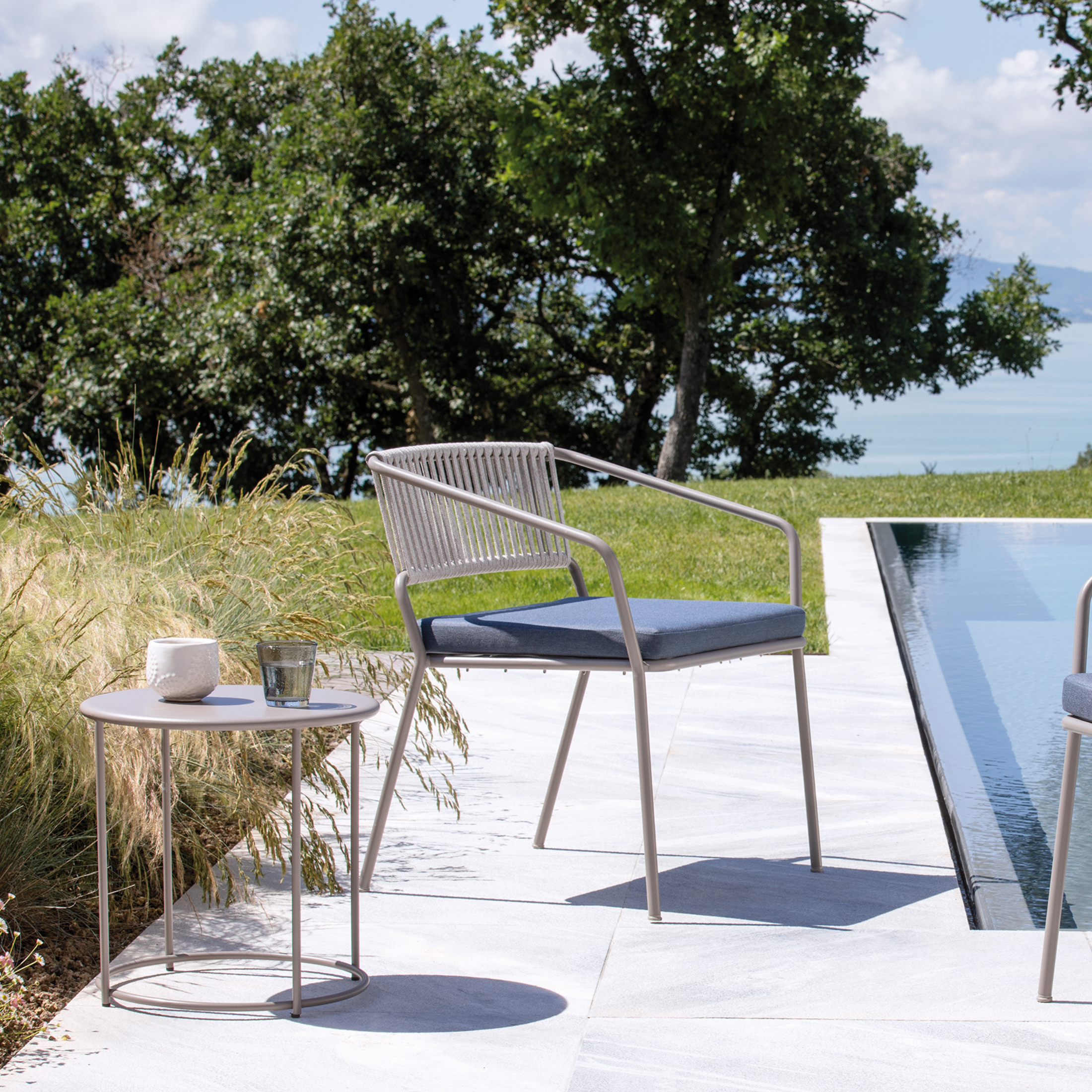 Tavolino tondo in metallo "Daisy" tavolo da caffè per giardino h 45 cm