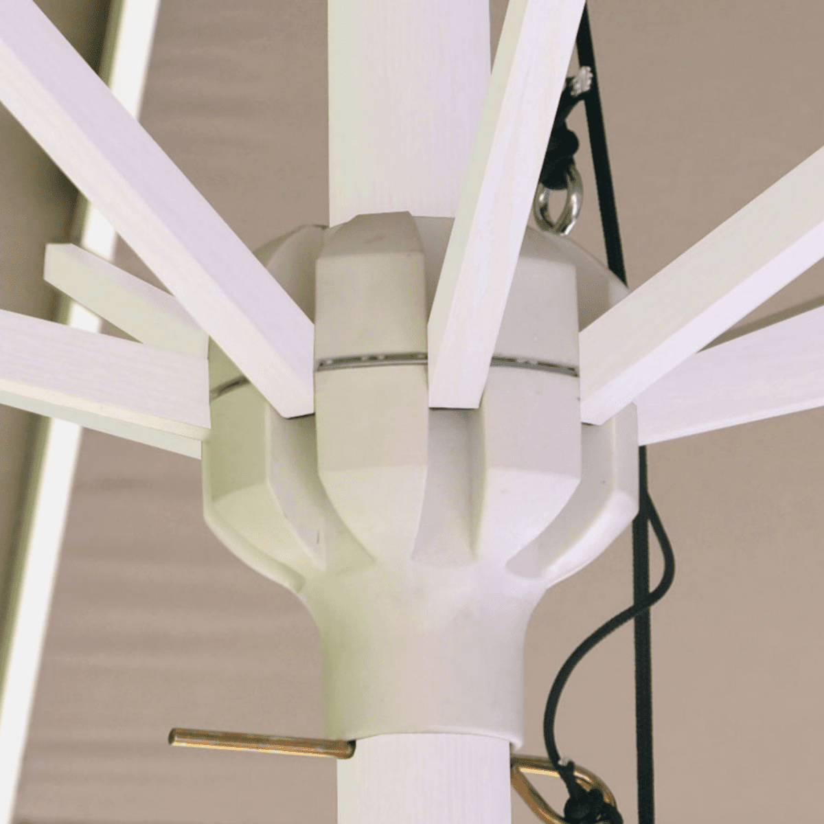 Ombrellone moderno "Acquamarina Classic" con palo centrale bianco - MondoViro