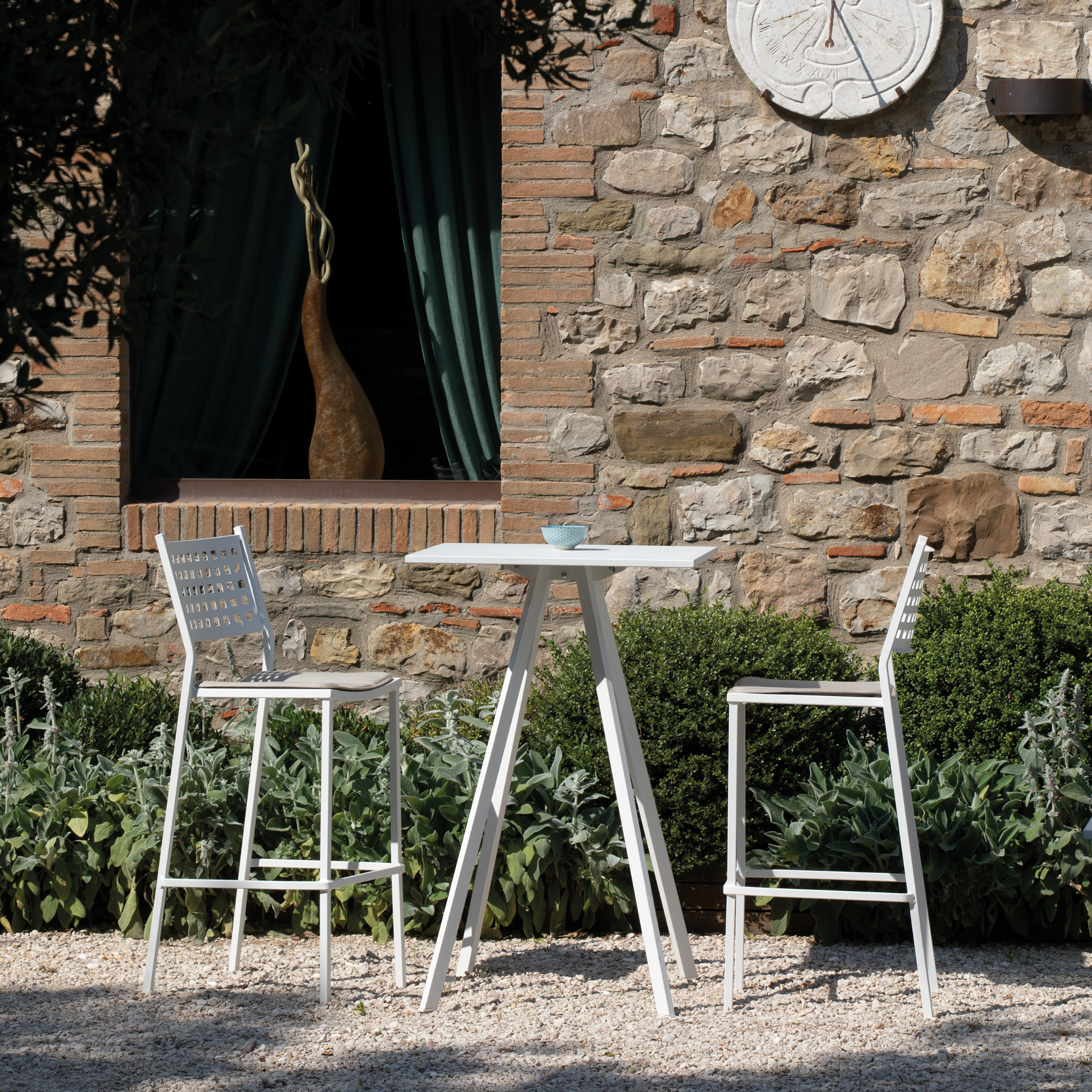 Sgabello in metallo moderno impilabile da giardino "Alice" cm 44x51 107h