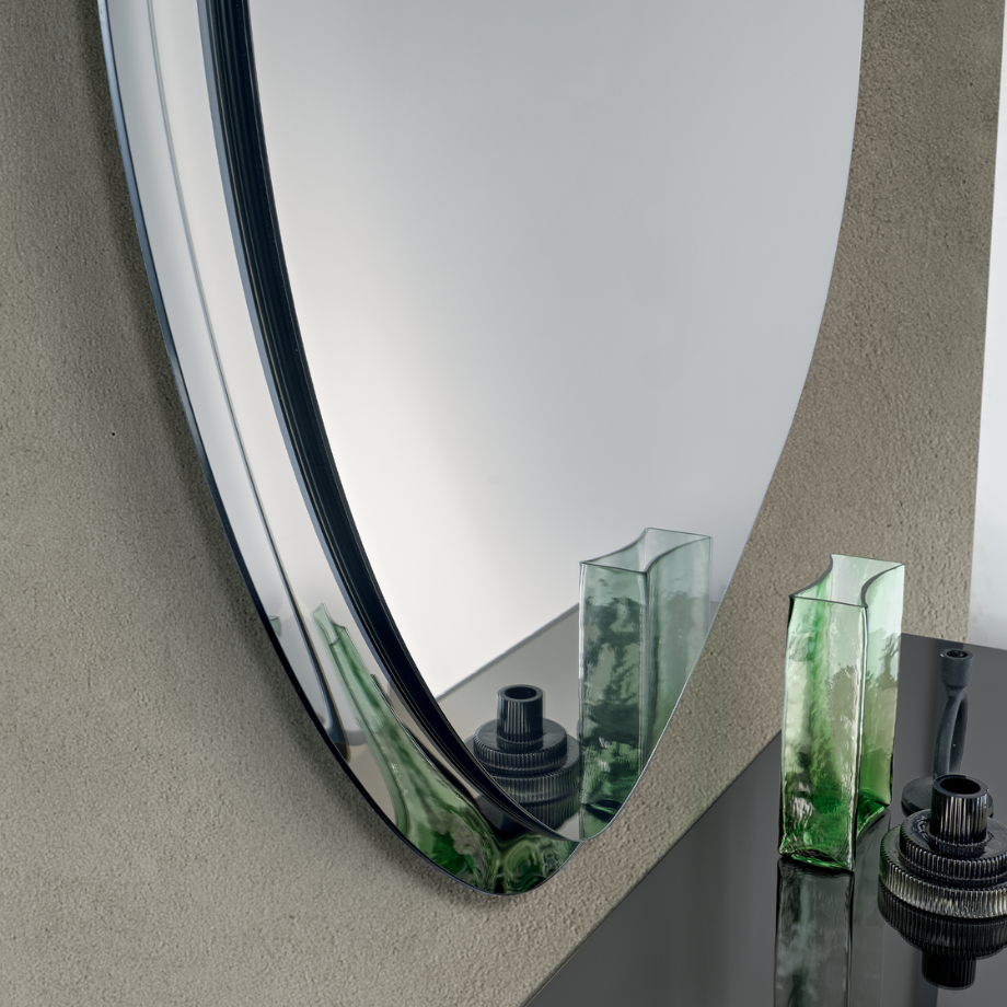 Specchio da parete sagomato "Silhouette" con semi cornice in vetro fuso