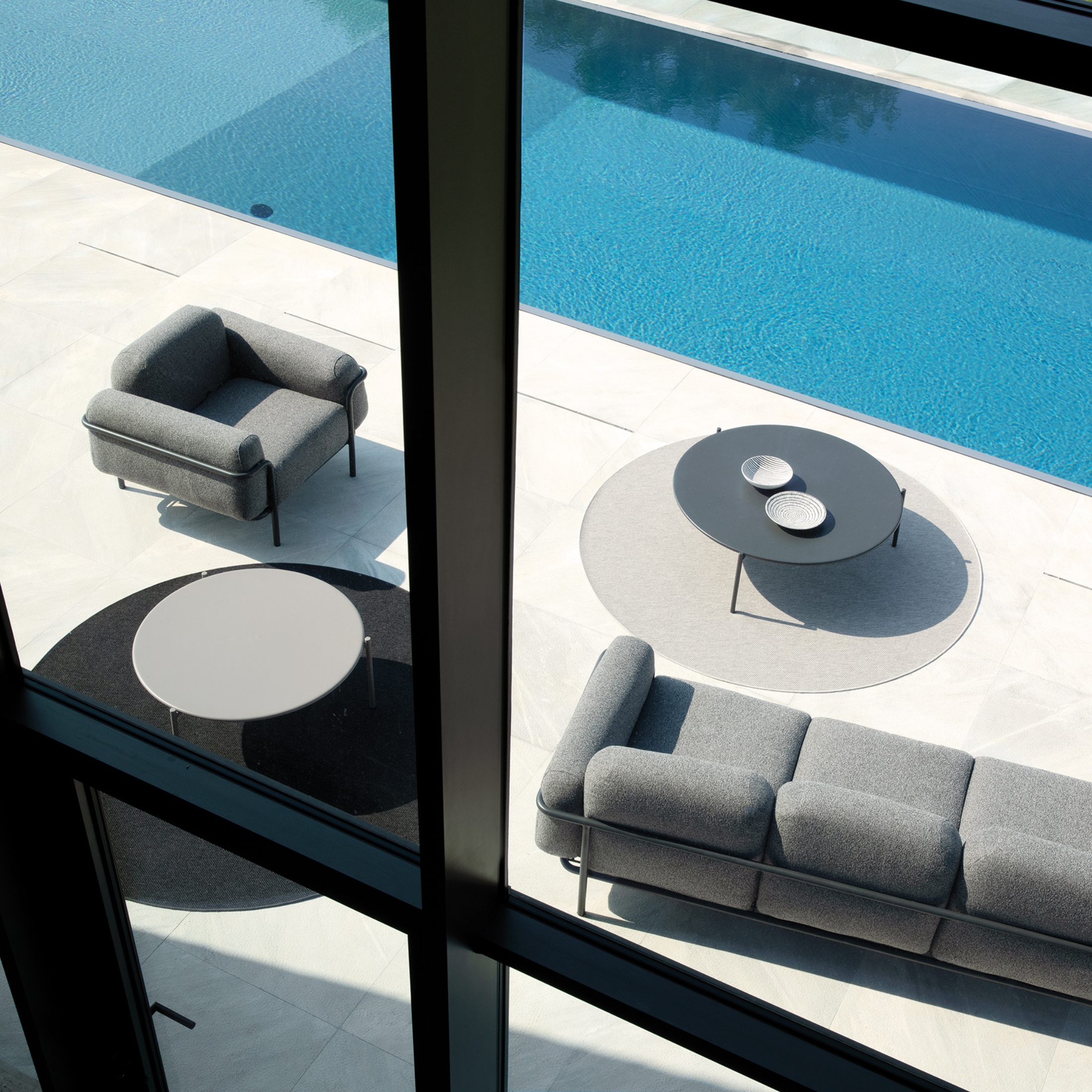 Poltrona lounge in tessuto imbottito "Hug" struttura in metallo da giardino cm 105x94 75h