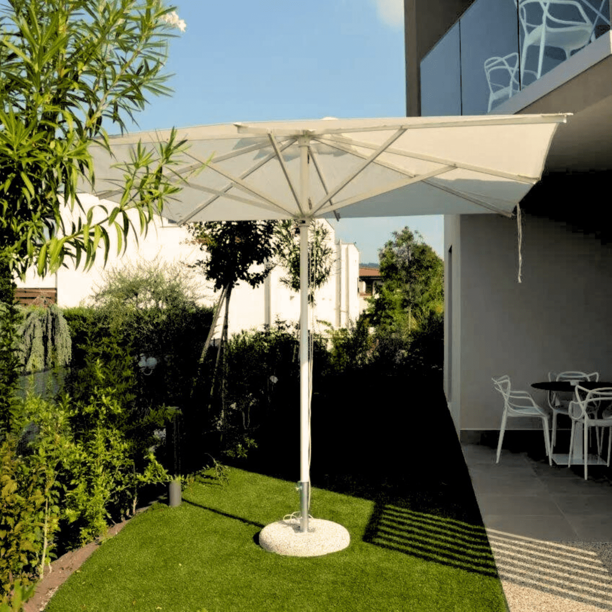 Ombrellone moderno "Corallo Classic" con palo centrale bianco - MondoViro