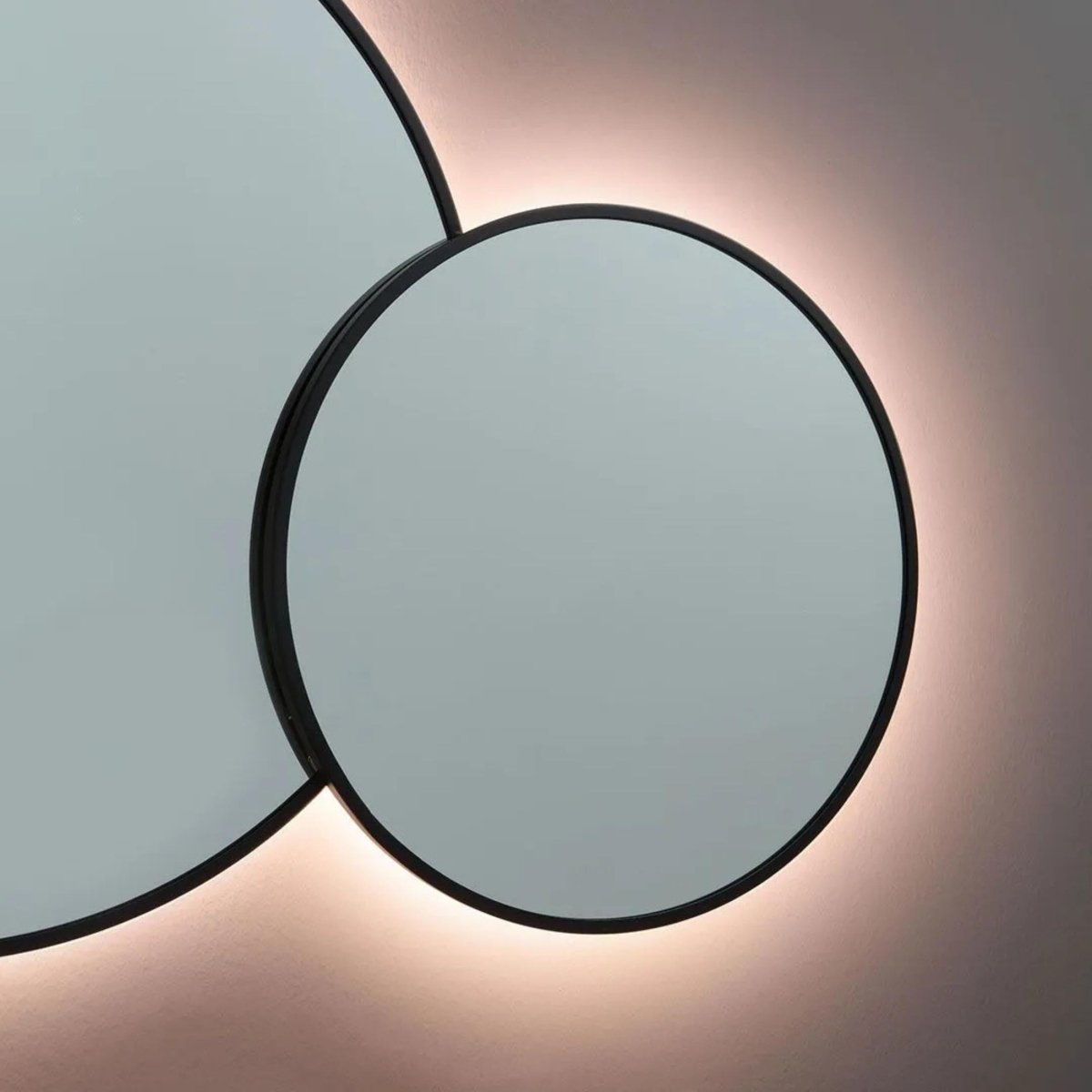 Specchio doppio rotondo "Incontro" con retroilluminazione led e bordi neri - MondoViro