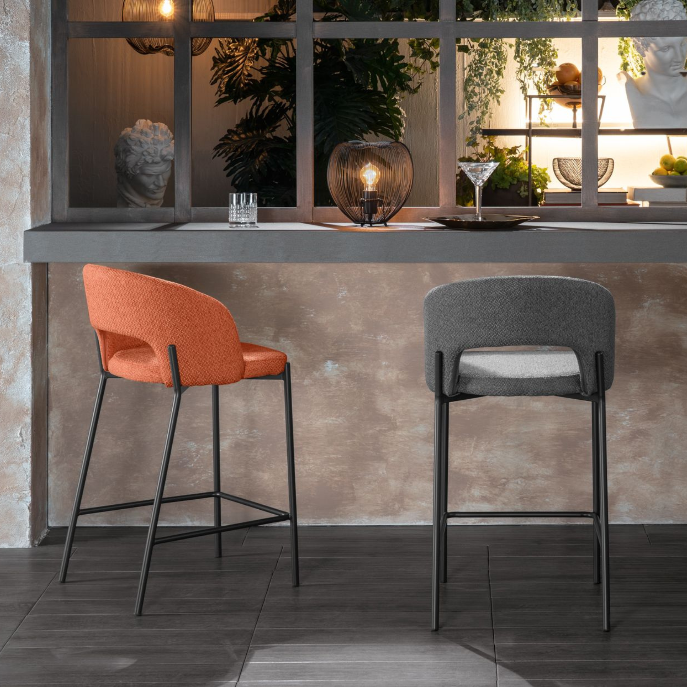 Set di sgabelli alti "Alan" in tessuto imbottiti con poggiapiedi cm 52x50 98h