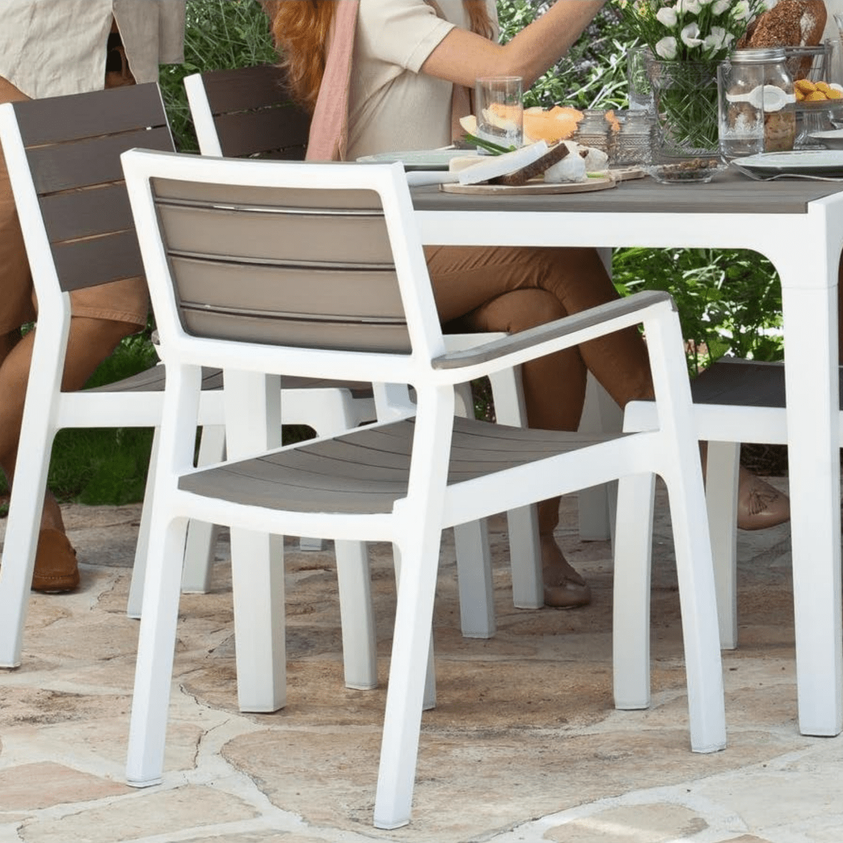 Set di sedie impilabili con braccioli "Harmony" in resina effetto legno da giardino cm 58x58 86h - MondoViro