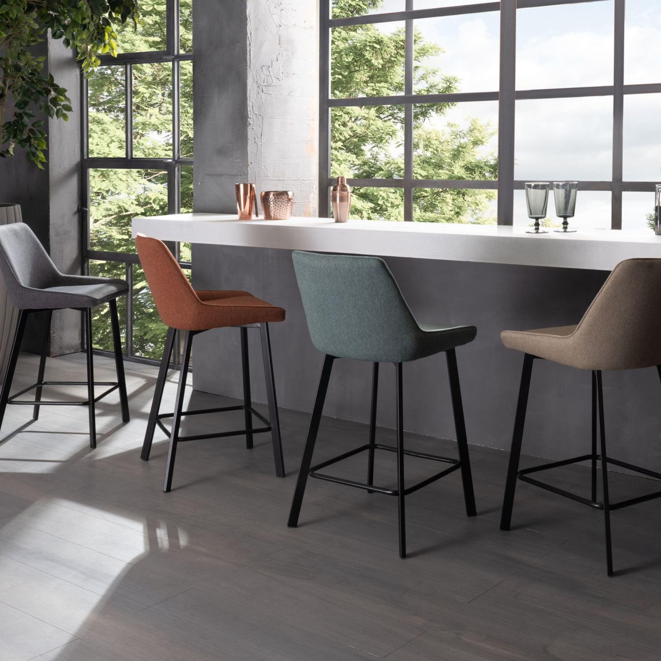 Set di sgabelli alti "Fox" in tessuto imbottito con poggiapiedi cm 44x50 94h