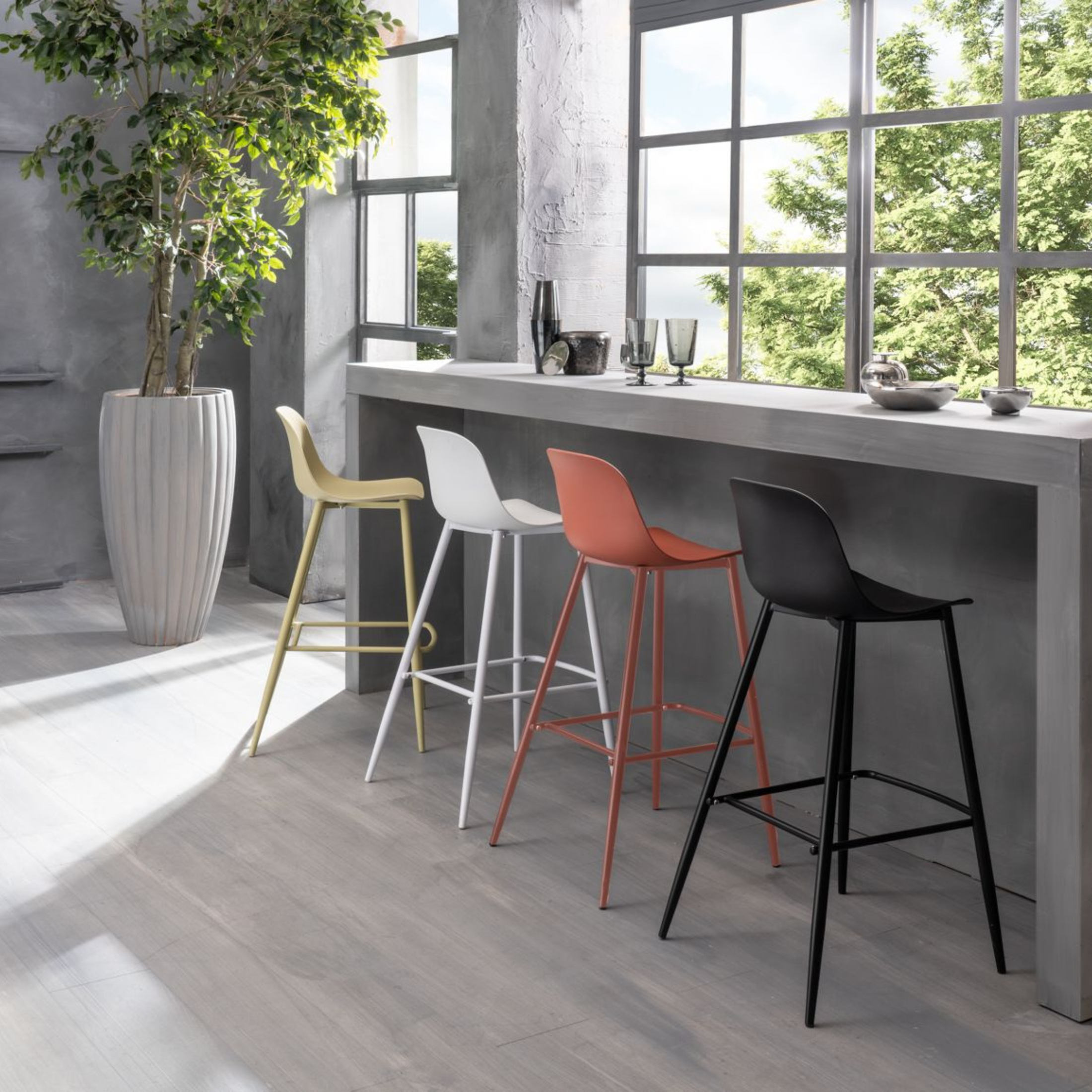 Set di sgabelli alti "Ana" in polipropilene con poggiapiedi cm 47x47,5 91,5h