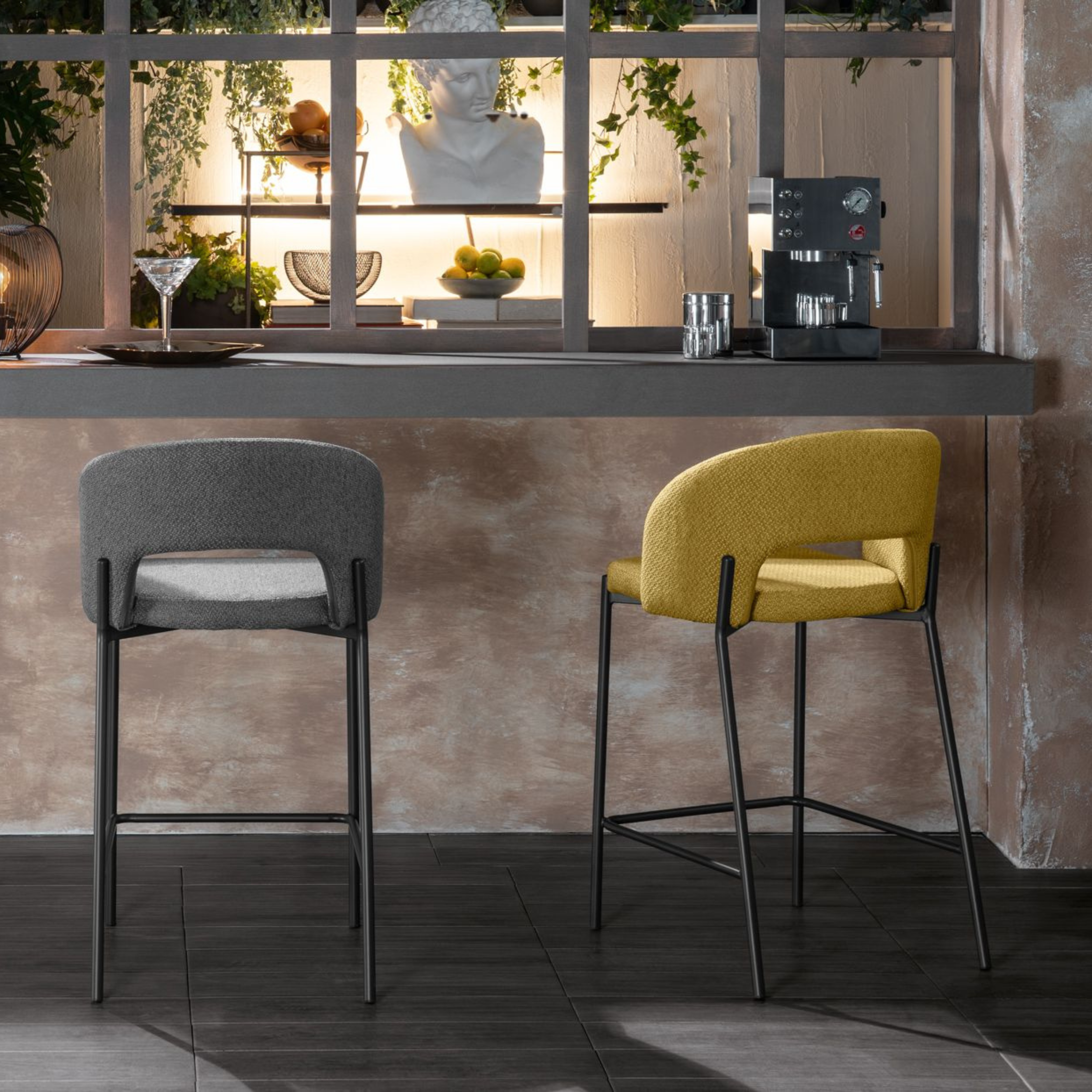 Set di sgabelli alti "Alan" in tessuto imbottiti con poggiapiedi cm 52x50 98h