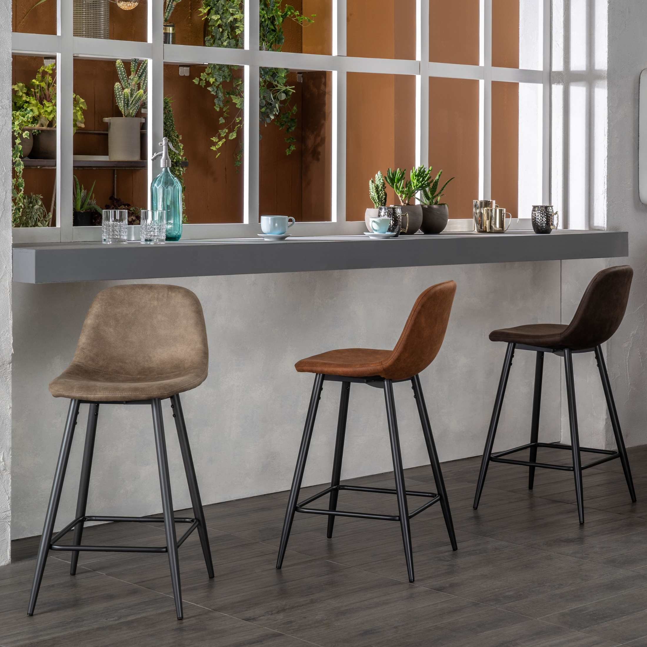 Set di sgabelli imbottiti alti "Brig" in similpelle con poggiapiedi cm 50x44 84h