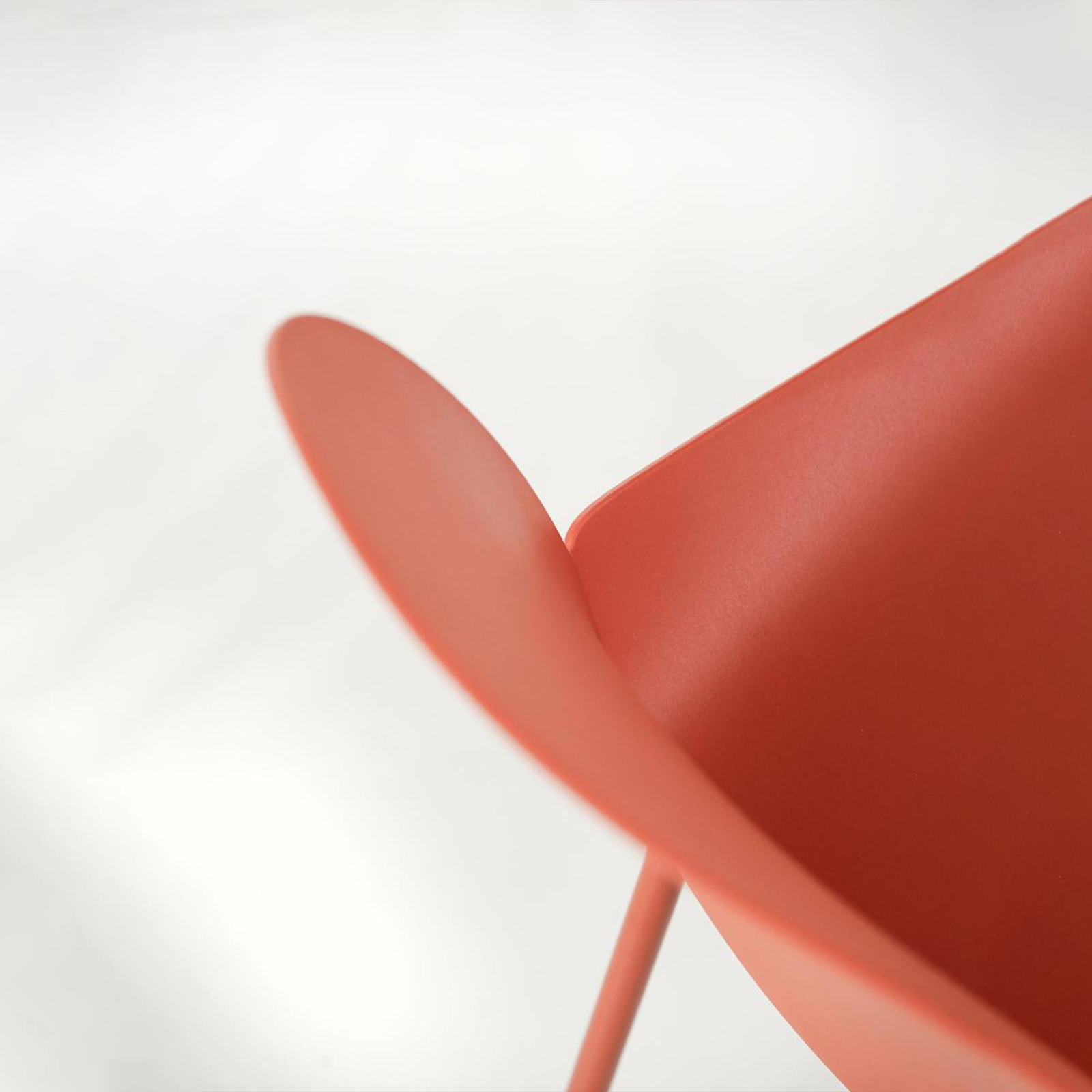 Set di sgabelli alti "Ana" in polipropilene con poggiapiedi cm 47x47,5 91,5h