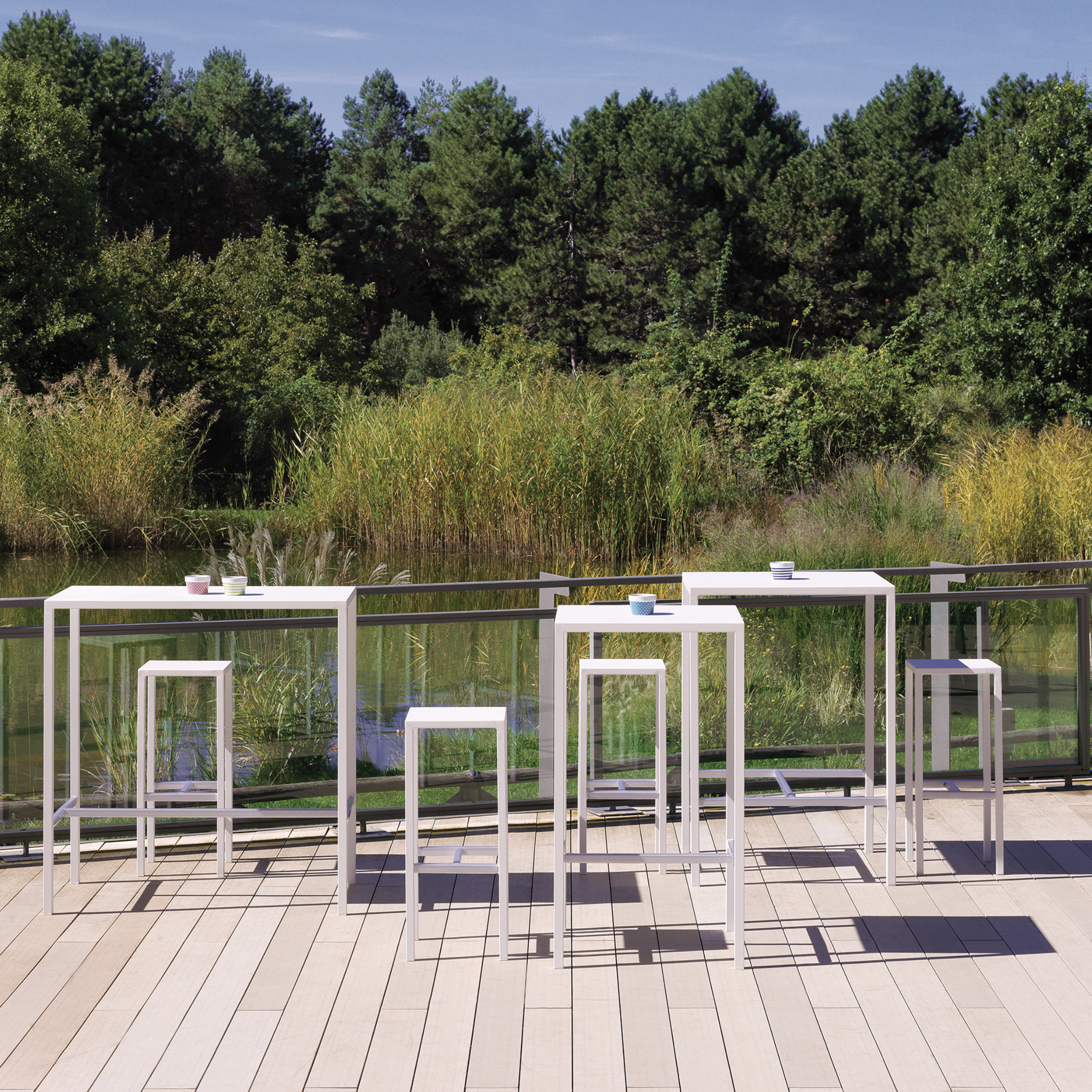 Set tavolo alto + 4 sgabelli in metallo "Seaside" da giardino moderno cm 75x75 110h