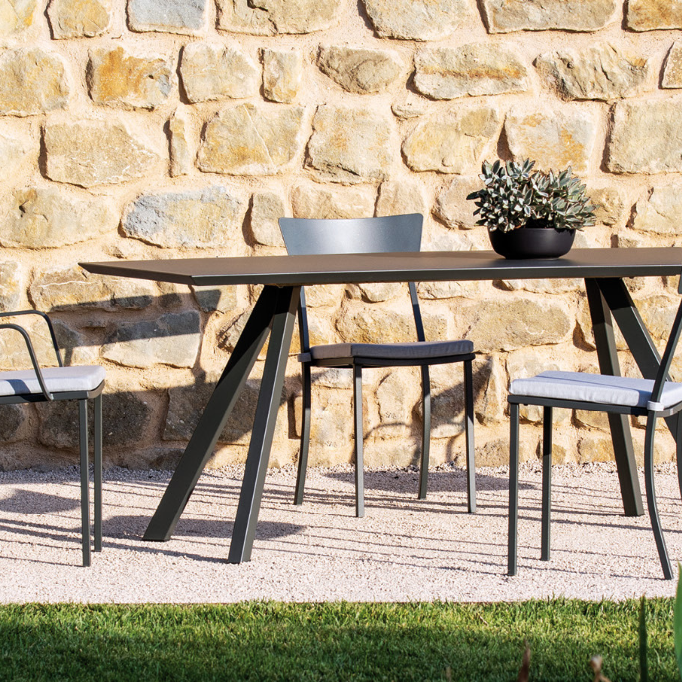 Set di sedie moderne in metallo verniciato "Mogan" da giardino impilabili cm 47x52 85h