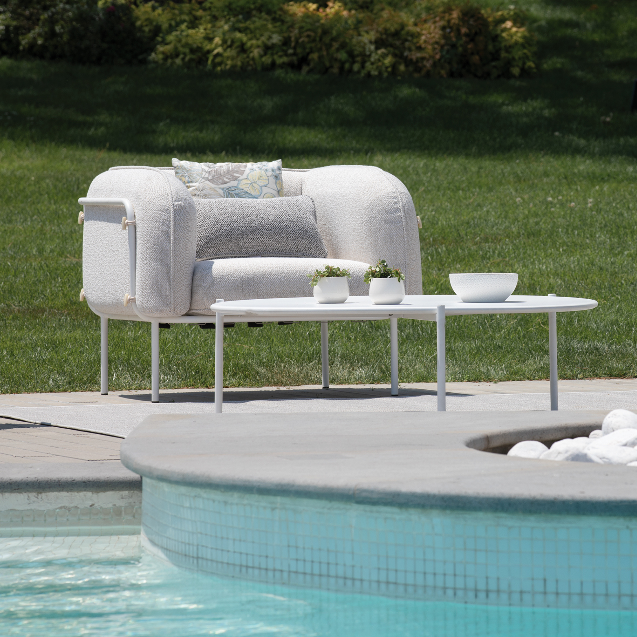 Poltrona in tessuto sfoderabile impermeabile "Alamari" struttura in metallo cm 95x87 74h