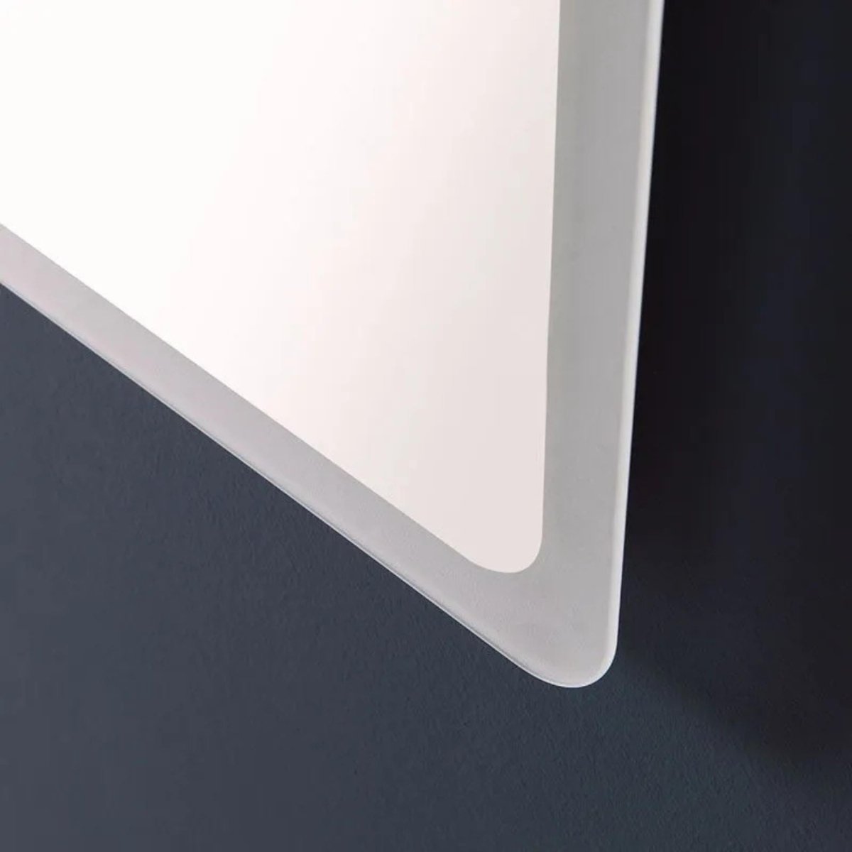 Specchio a led stondato da bagno "Dallas" con cornice illuminata - MondoViro