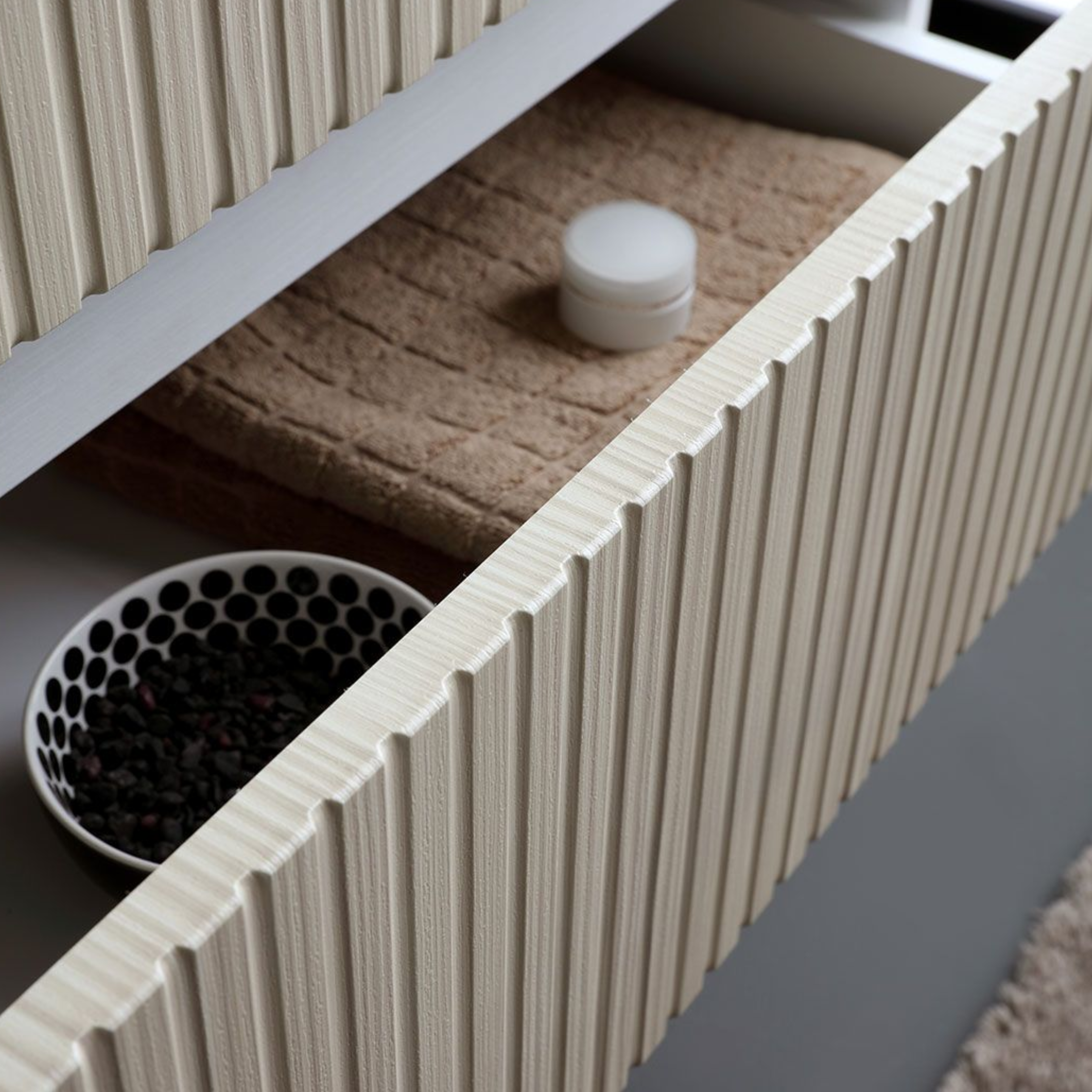 Mobile bagno "Santorini" sospeso 80 cm bianco e rovere con frontale cannettato e lavabo in ceramica