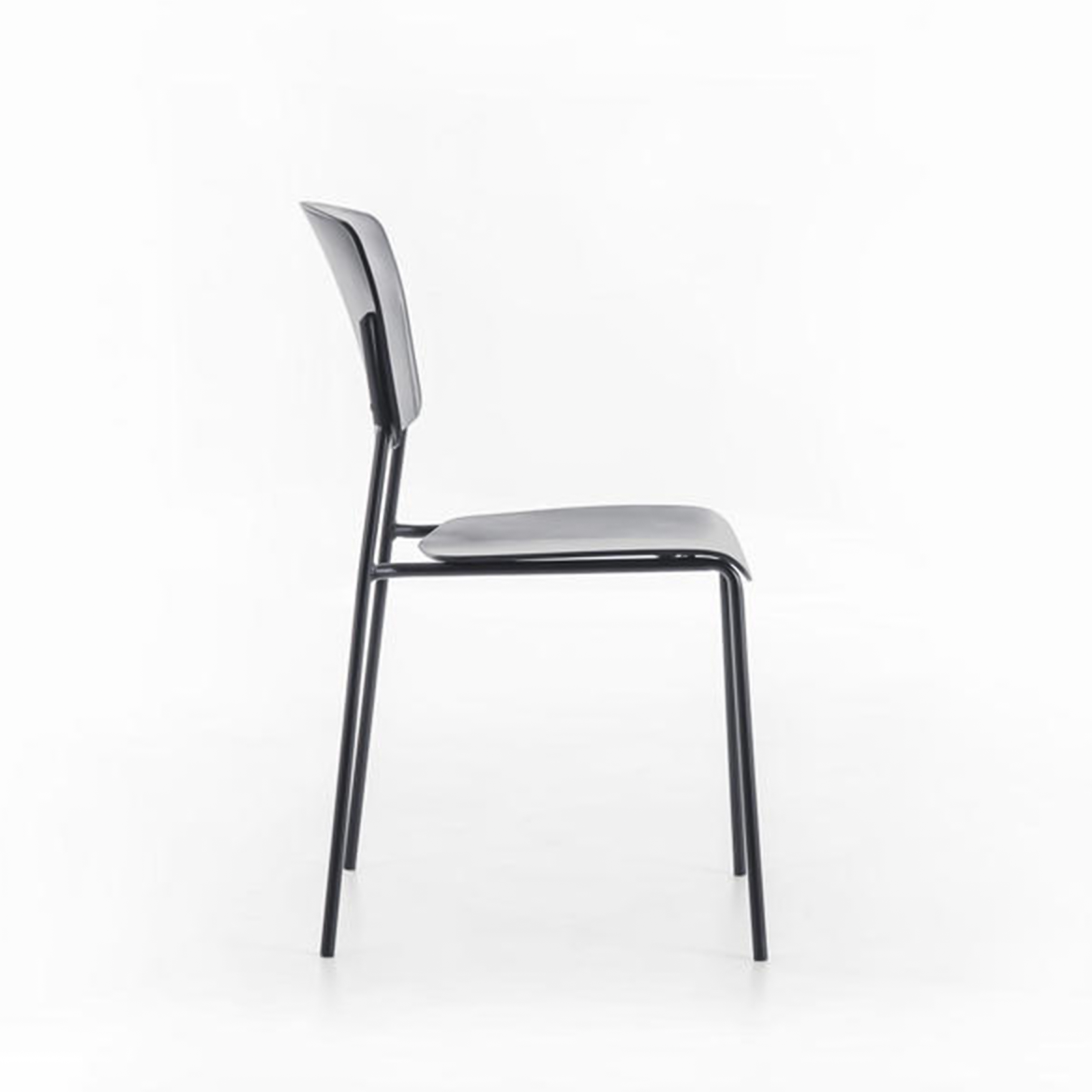 Set di sedie moderne in polipropilene "Giada" impilabili con gambe in metallo verniciato