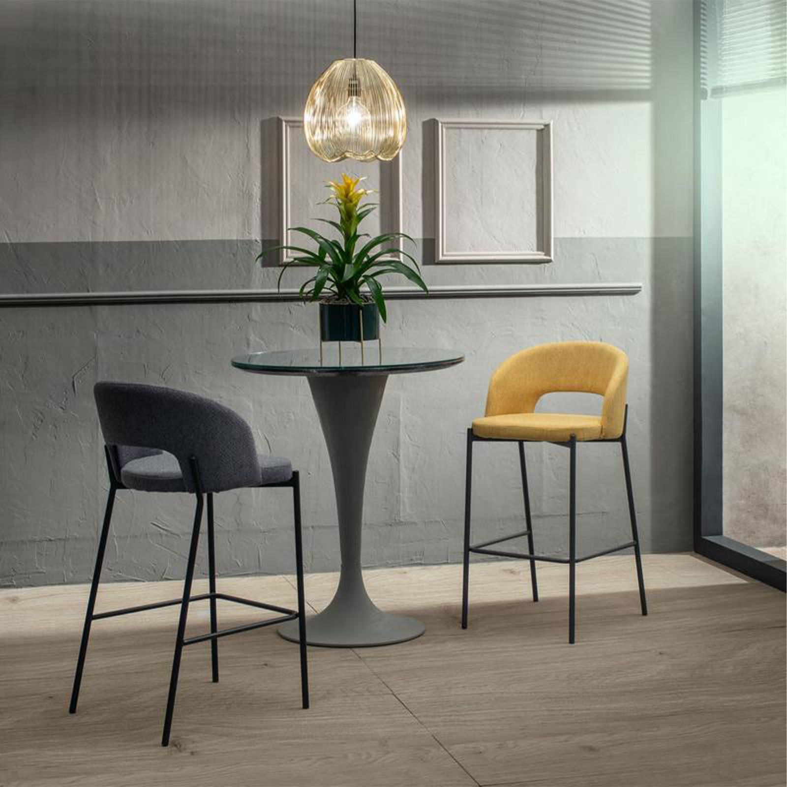 Set di sgabelli alti "Alan" in tessuto imbottiti con poggiapiedi cm 52x50 98h