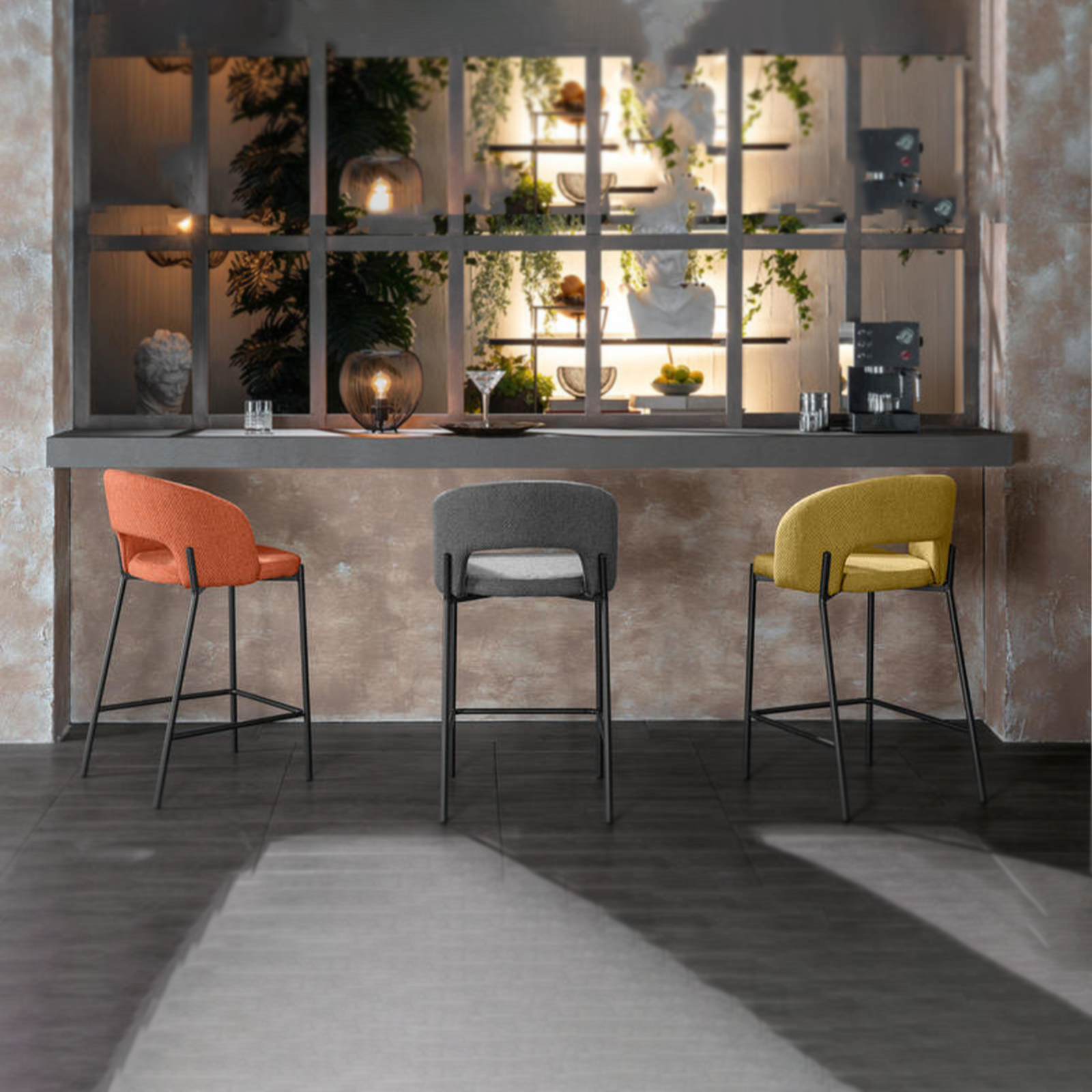 Set di sgabelli alti "Alan" in tessuto imbottiti con poggiapiedi cm 52x50 98h