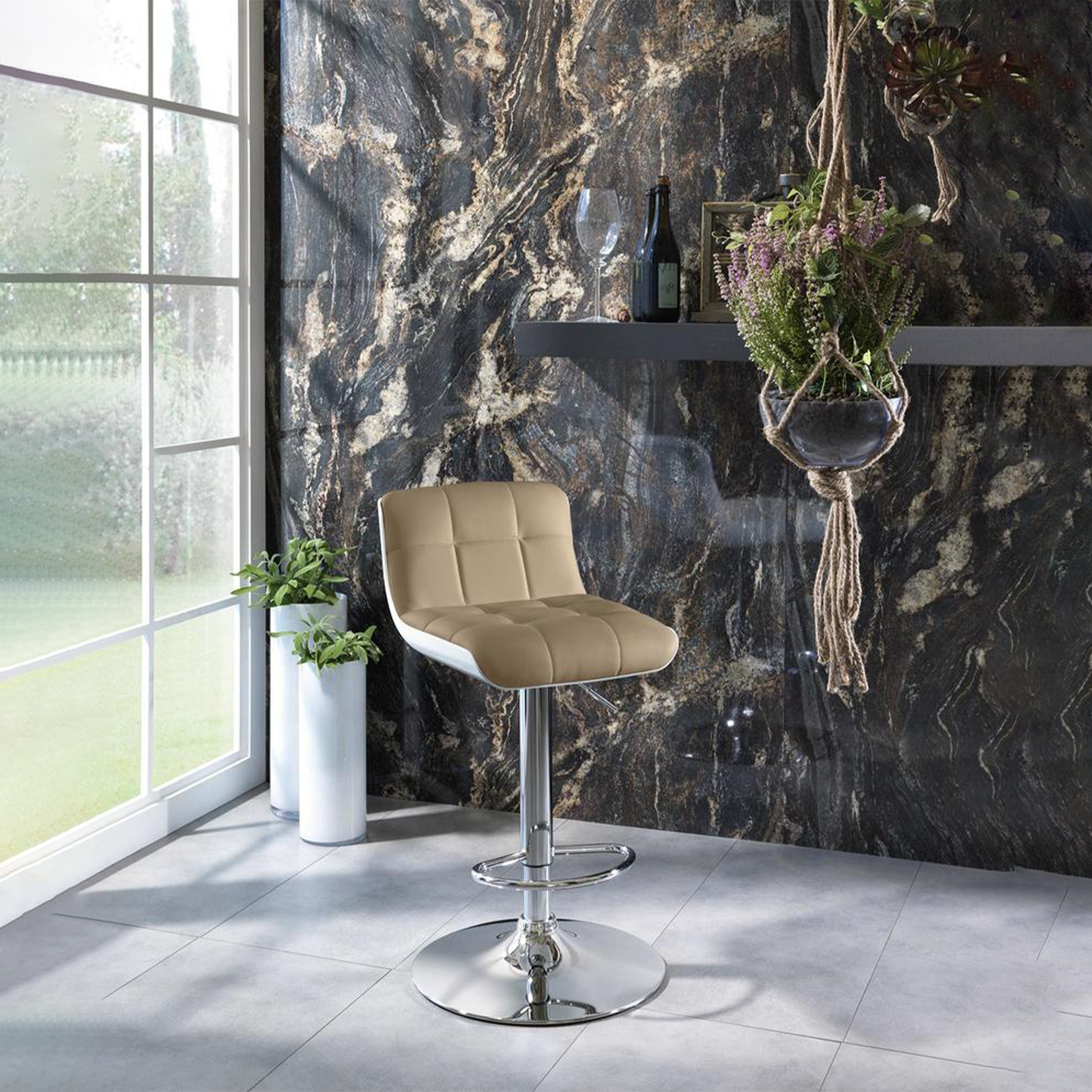 Set di sgabelli imbottiti alti "Kurt" in similpelle con elevazione a gas e poggiapiedi cm 38,5x36 83h