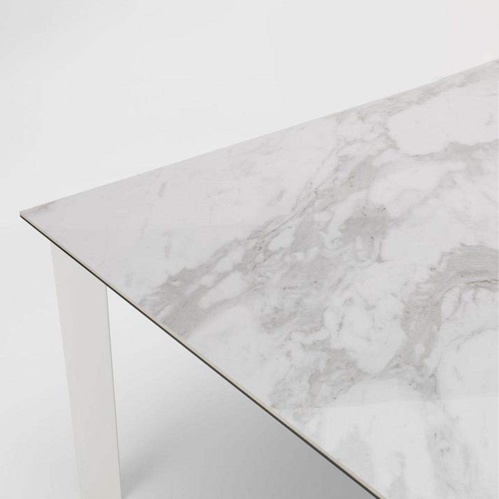 Tavolo allungabile moderno "Filo" piano in ceramica gambe in alluminio cm 140/220x90 75h