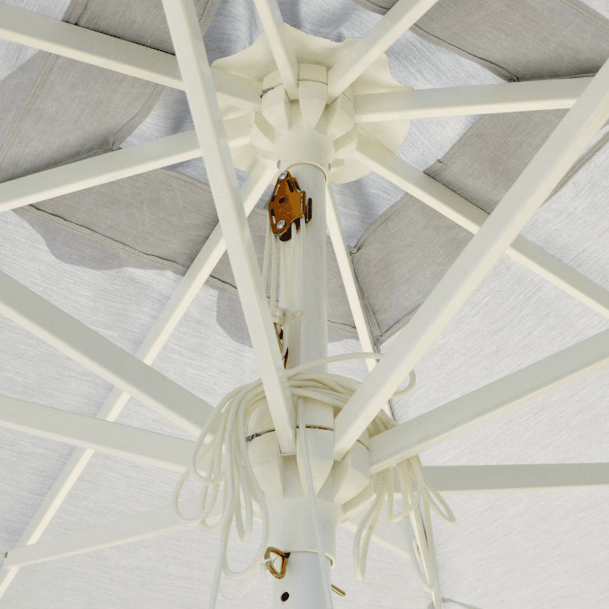 Ombrellone moderno "Zaffiro Classic" con palo centrale bianco - MondoViro